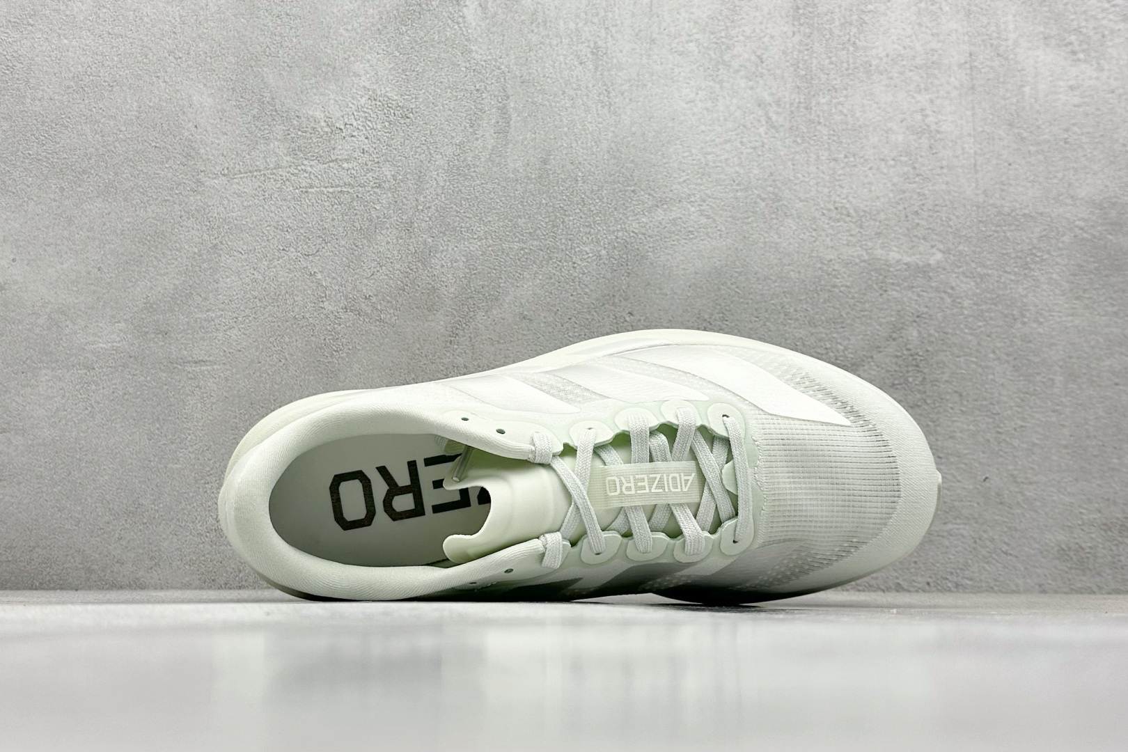 RS版 Adidas Adizero Evo SL
阿迪超轻透气缓震跑鞋
整体外观造型与adiZe