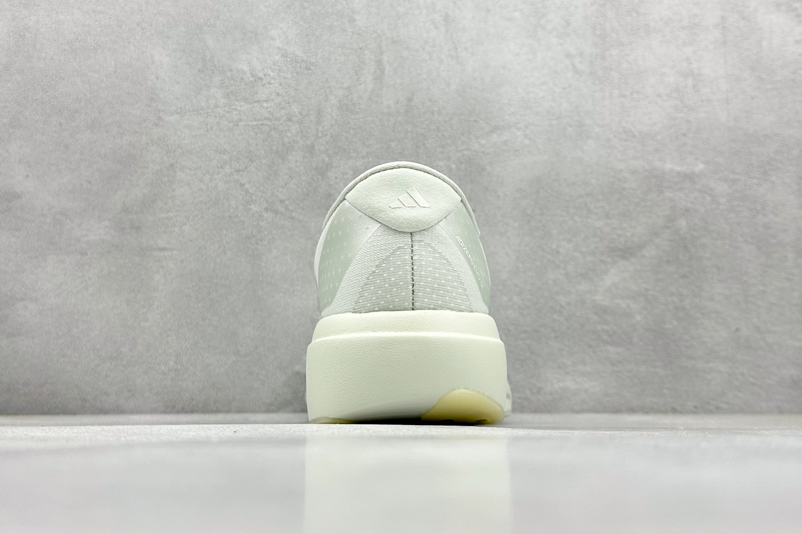 RS版 Adidas Adizero Evo SL
阿迪超轻透气缓震跑鞋
整体外观造型与adiZe