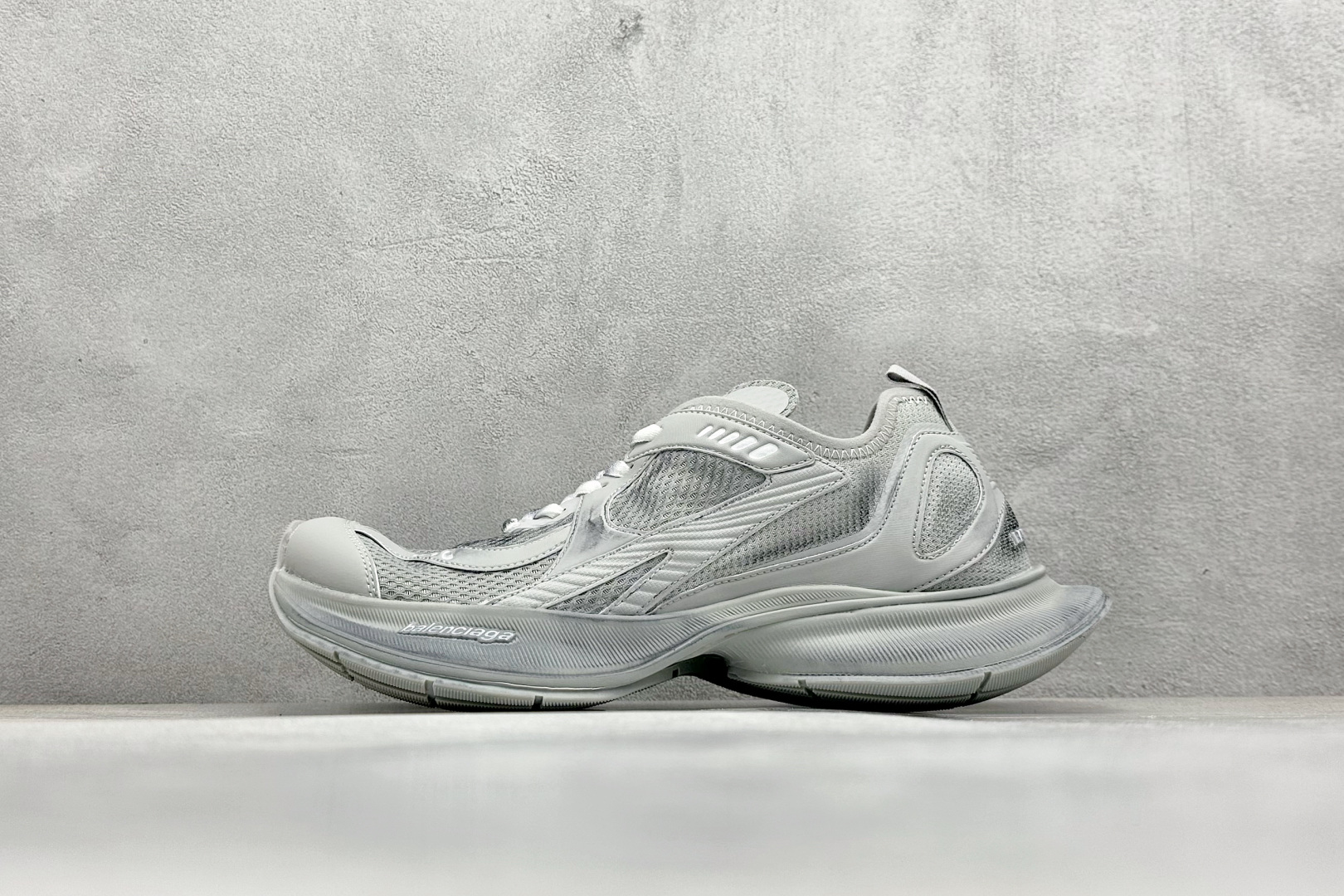  
Balenciaga巴黎世家 系带 低帮生活休闲鞋 巴黎十二代半 
采用超细纤维和网布 其前卫的设计