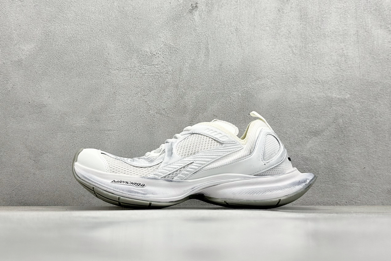  
Balenciaga巴黎世家 系带 低帮生活休闲鞋 巴黎十二代半 
采用超细纤维和网布 其前卫的设计