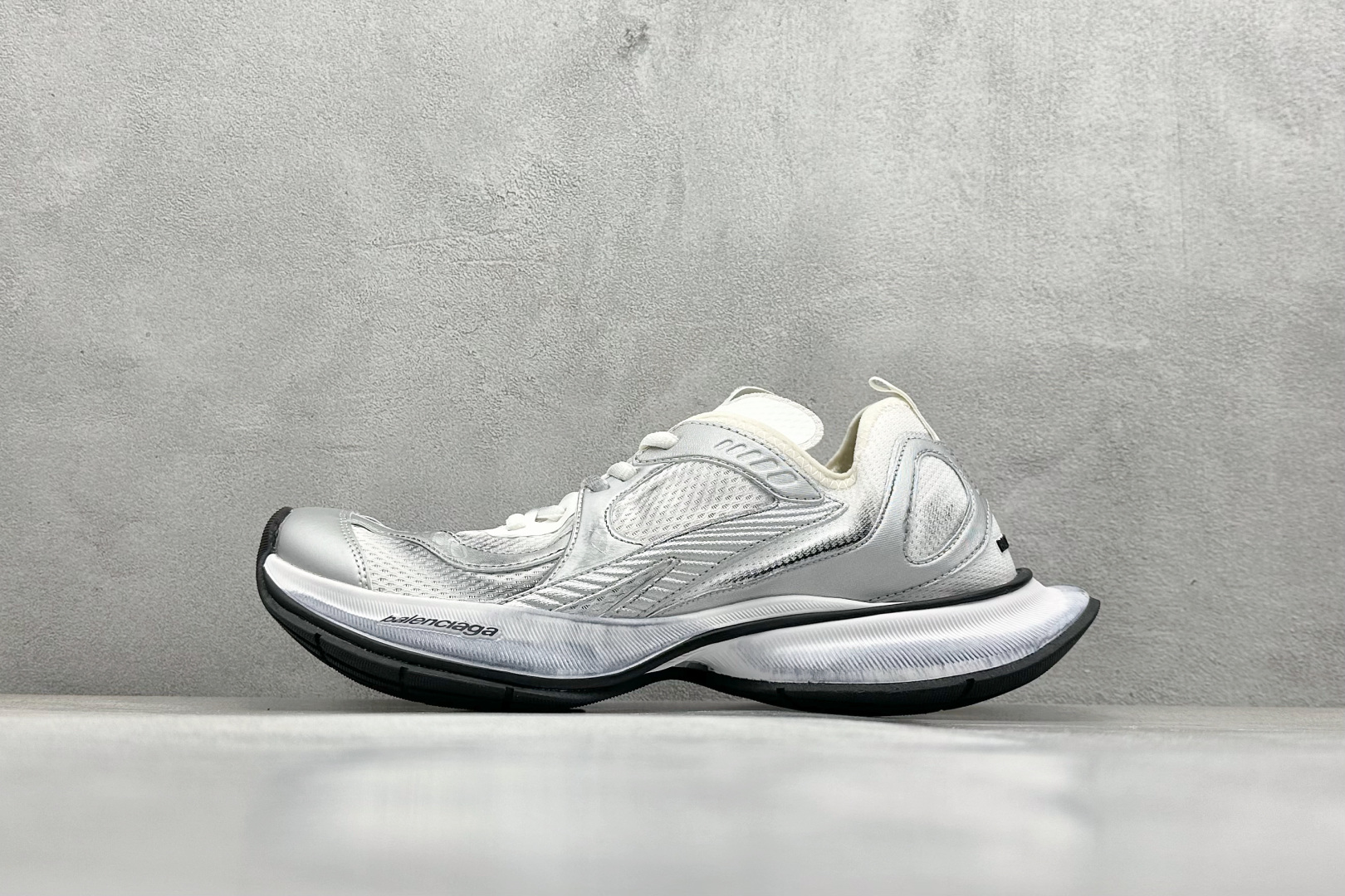 
Balenciaga巴黎世家 系带 低帮生活休闲鞋 巴黎十二代半 
采用超细纤维和网布 其前卫的设计