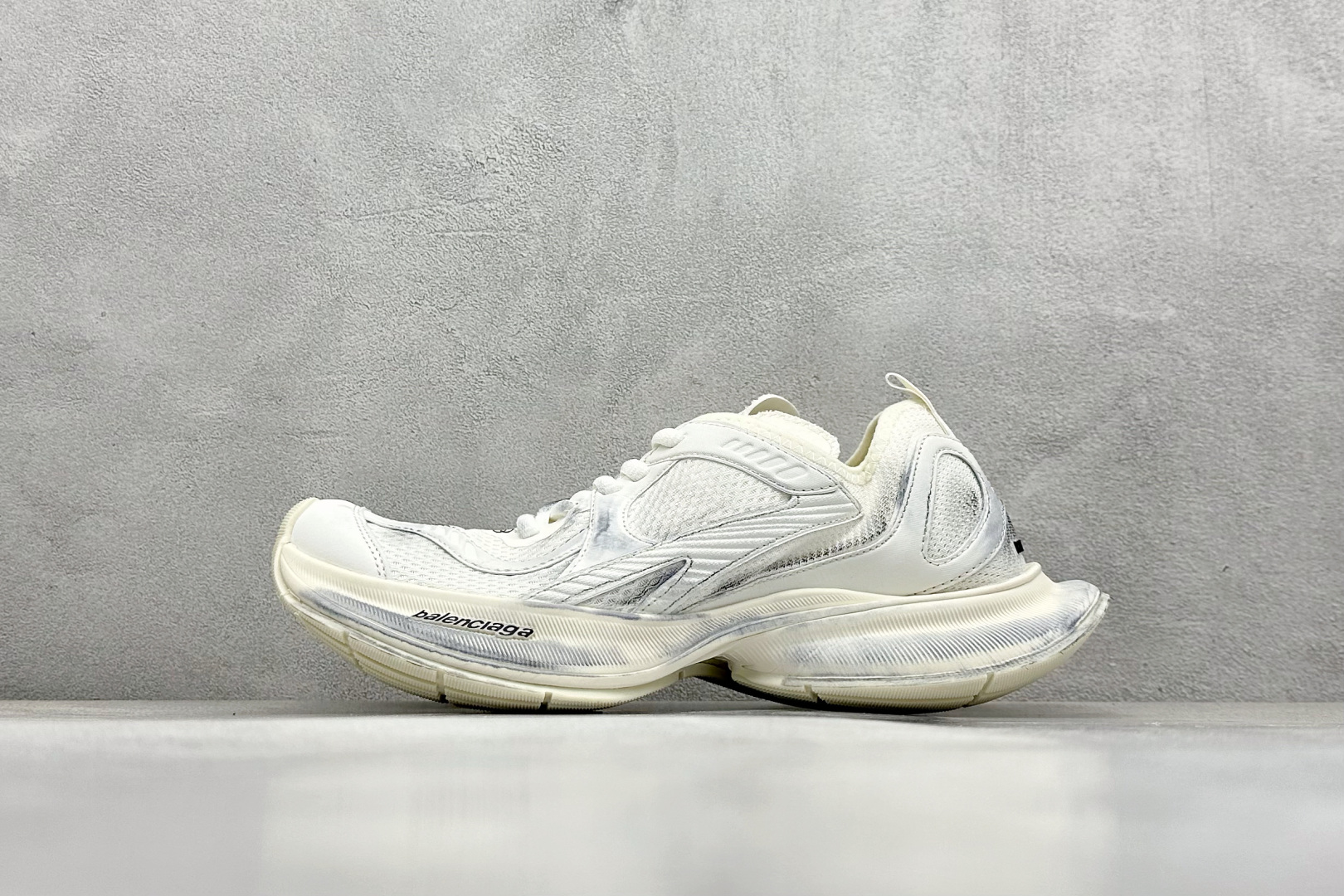  
Balenciaga巴黎世家 系带 低帮生活休闲鞋 巴黎十二代半 
采用超细纤维和网布 其前卫的设计