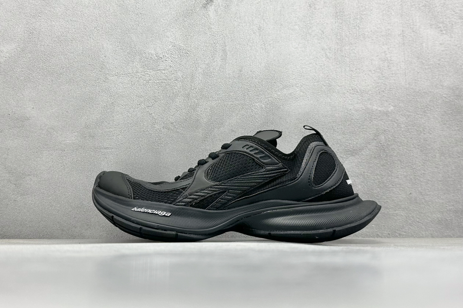  
Balenciaga巴黎世家 系带 低帮生活休闲鞋 巴黎十二代半 
采用超细纤维和网布 其前卫的设计