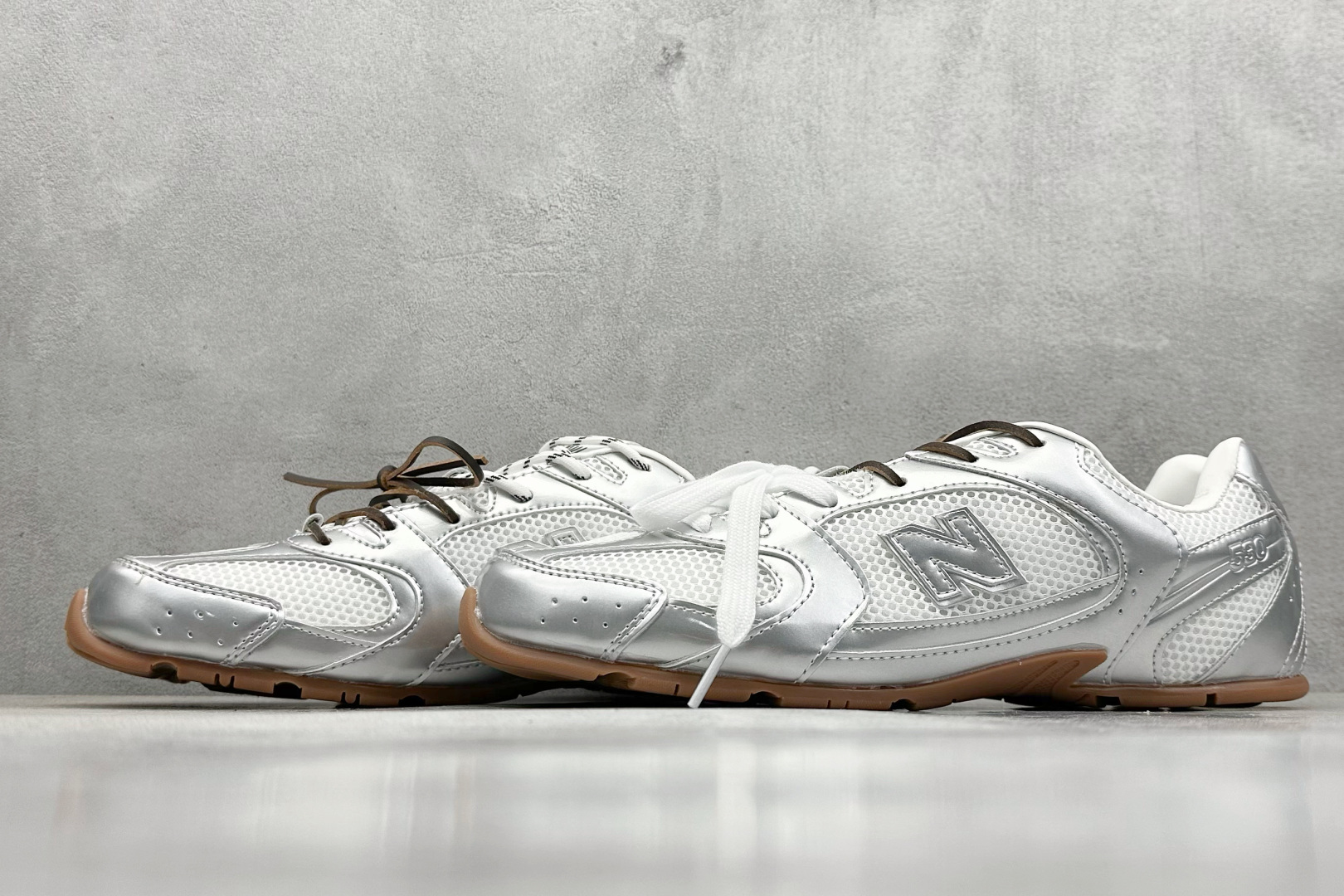  
J版 Miu Miu x New Balance联名款运动鞋
New Balance 530 学院风
