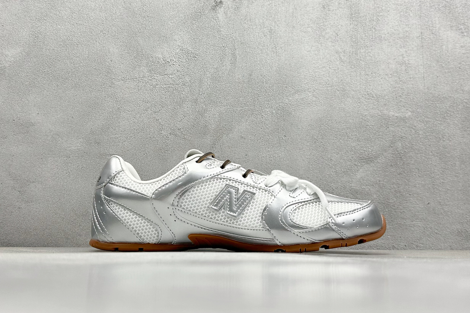  
J版 Miu Miu x New Balance联名款运动鞋
New Balance 530 学院风