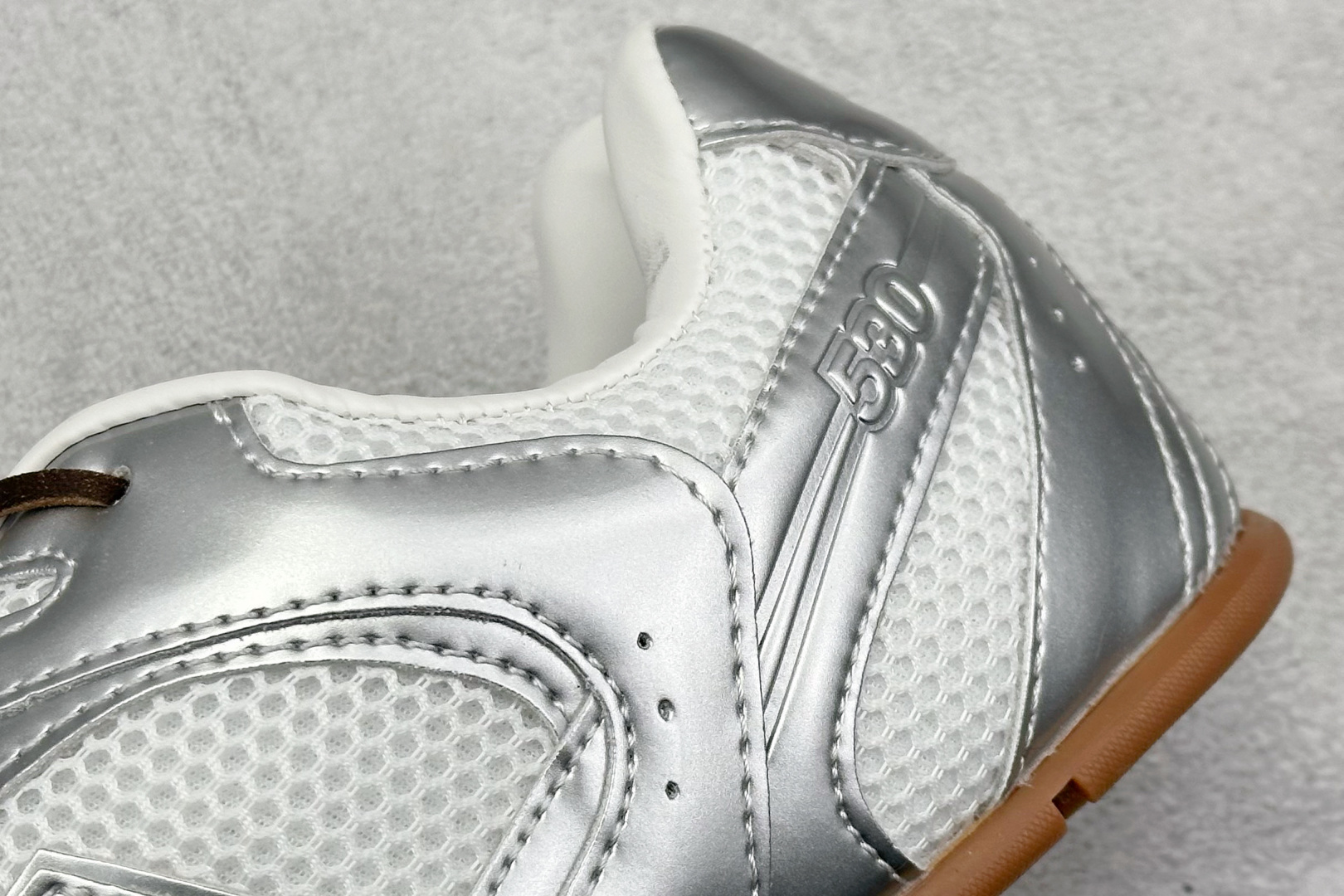  
J版 Miu Miu x New Balance联名款运动鞋
New Balance 530 学院风