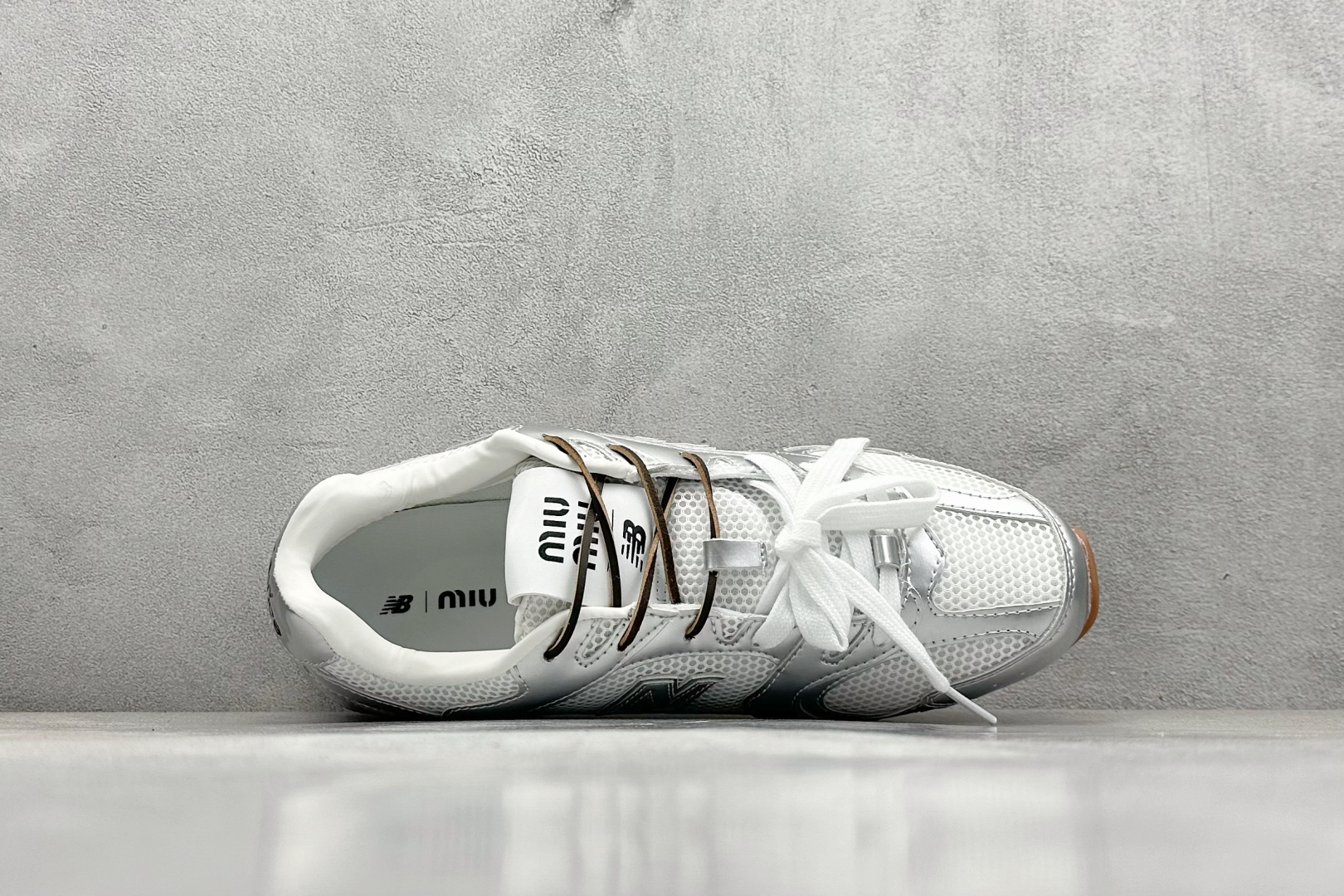  
J版 Miu Miu x New Balance联名款运动鞋
New Balance 530 学院风