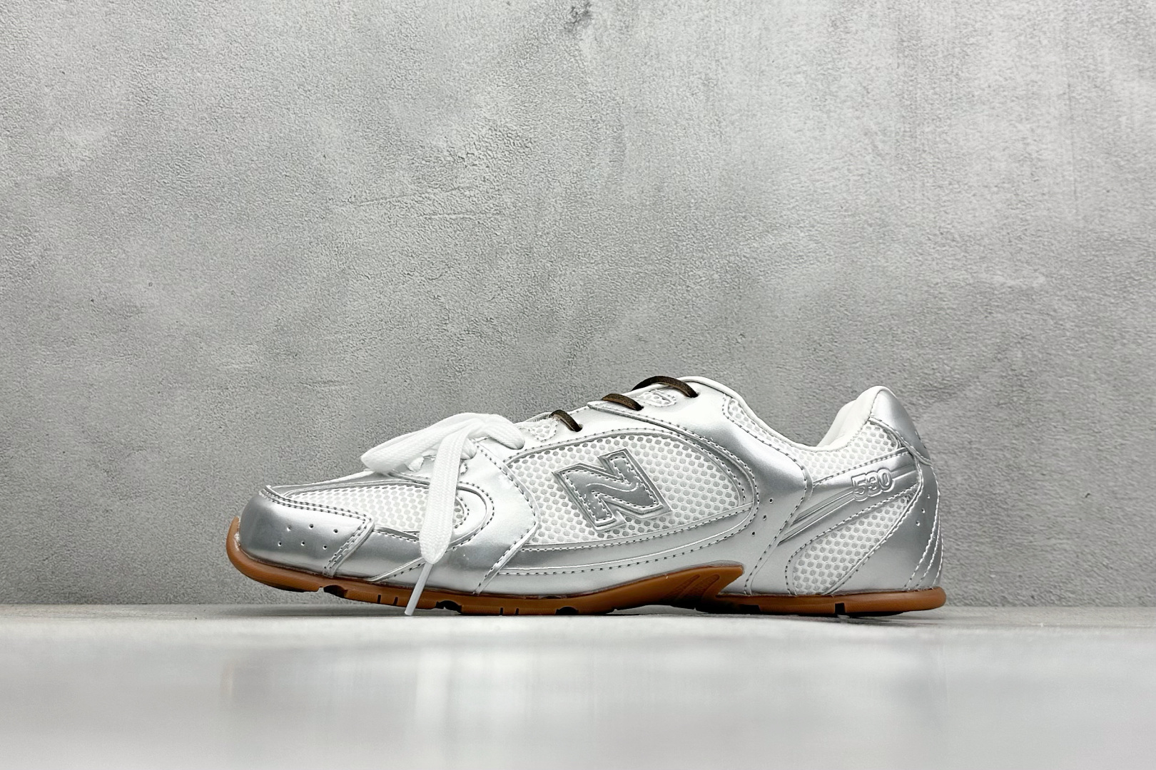  
J版 Miu Miu x New Balance联名款运动鞋
New Balance 530 学院风