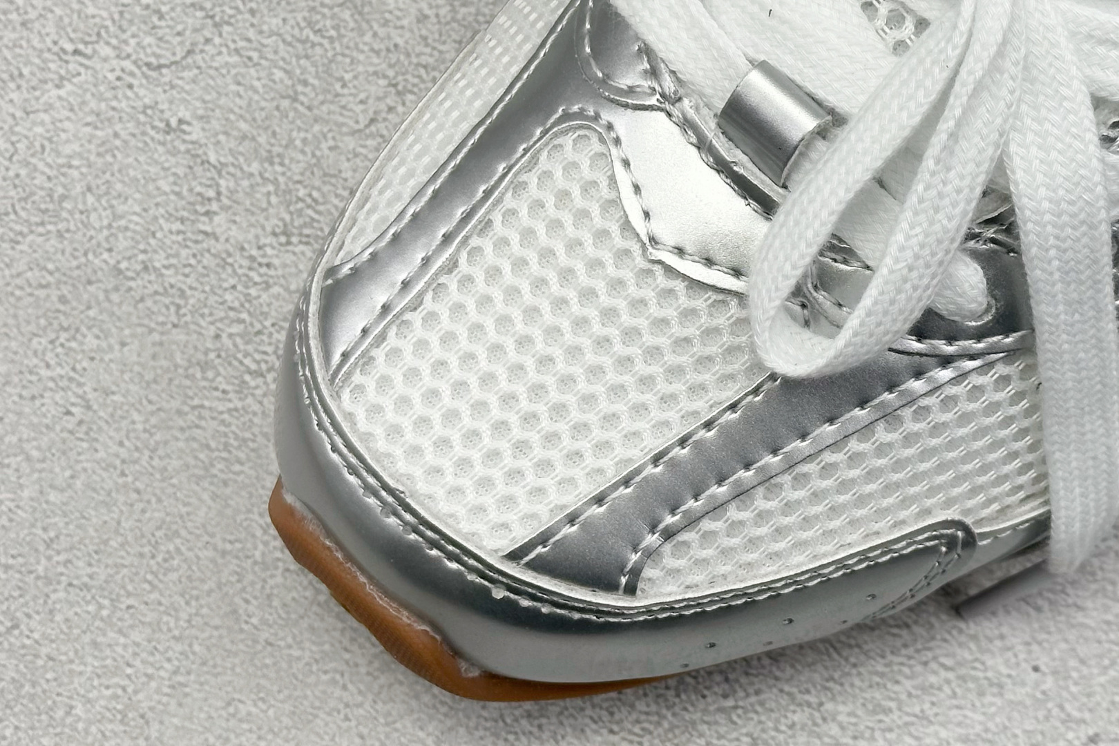  
J版 Miu Miu x New Balance联名款运动鞋
New Balance 530 学院风