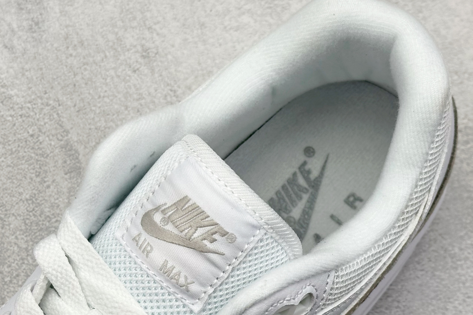  
Nike Air Max 1 White Pure Platinum 灰白
复古休闲跑步鞋 官方同步