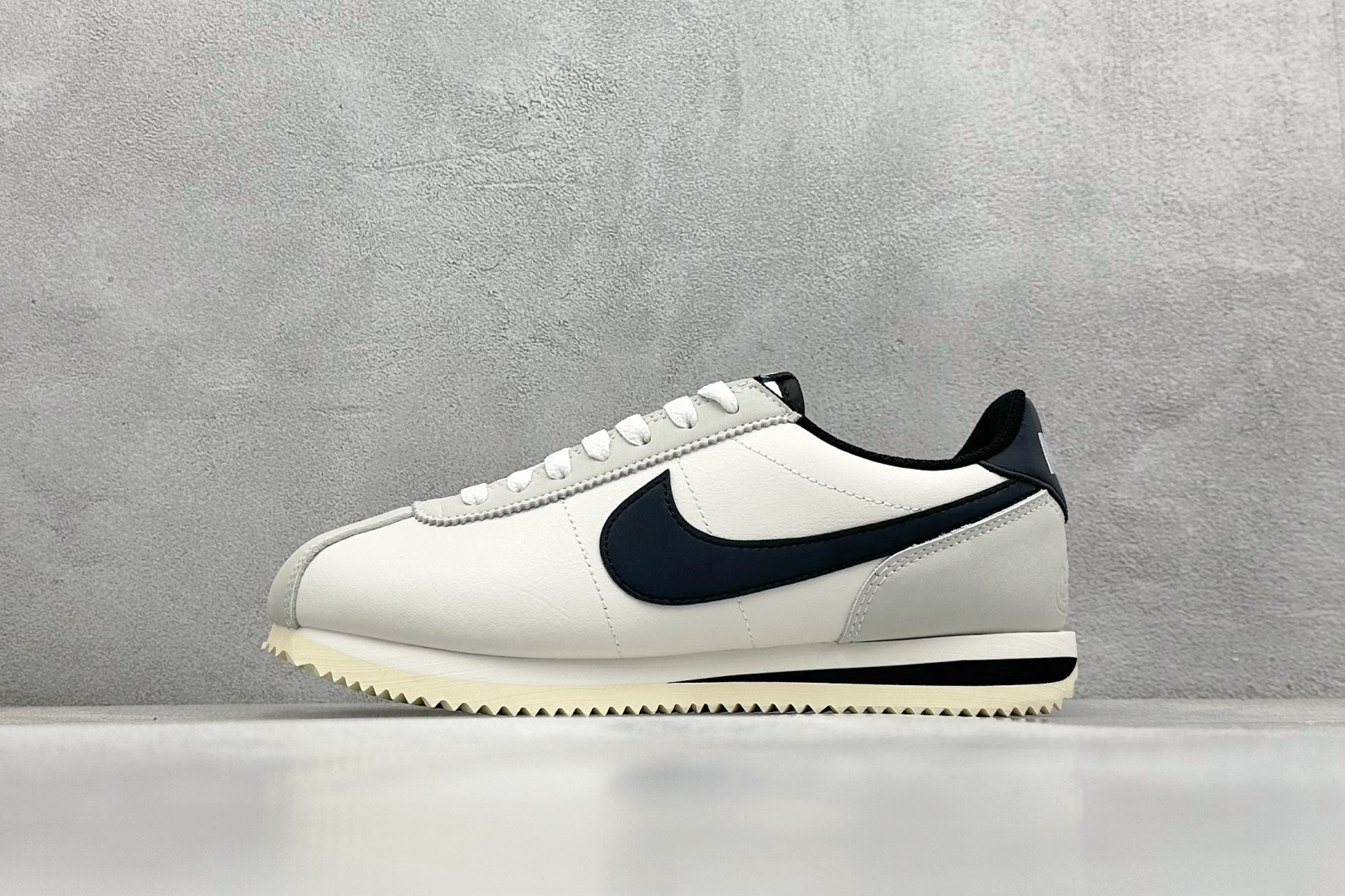 奥莱尾单福利 
Nk Classic Cortez Leather 阿甘复古慢跑鞋
#缓震防滑耐磨同源