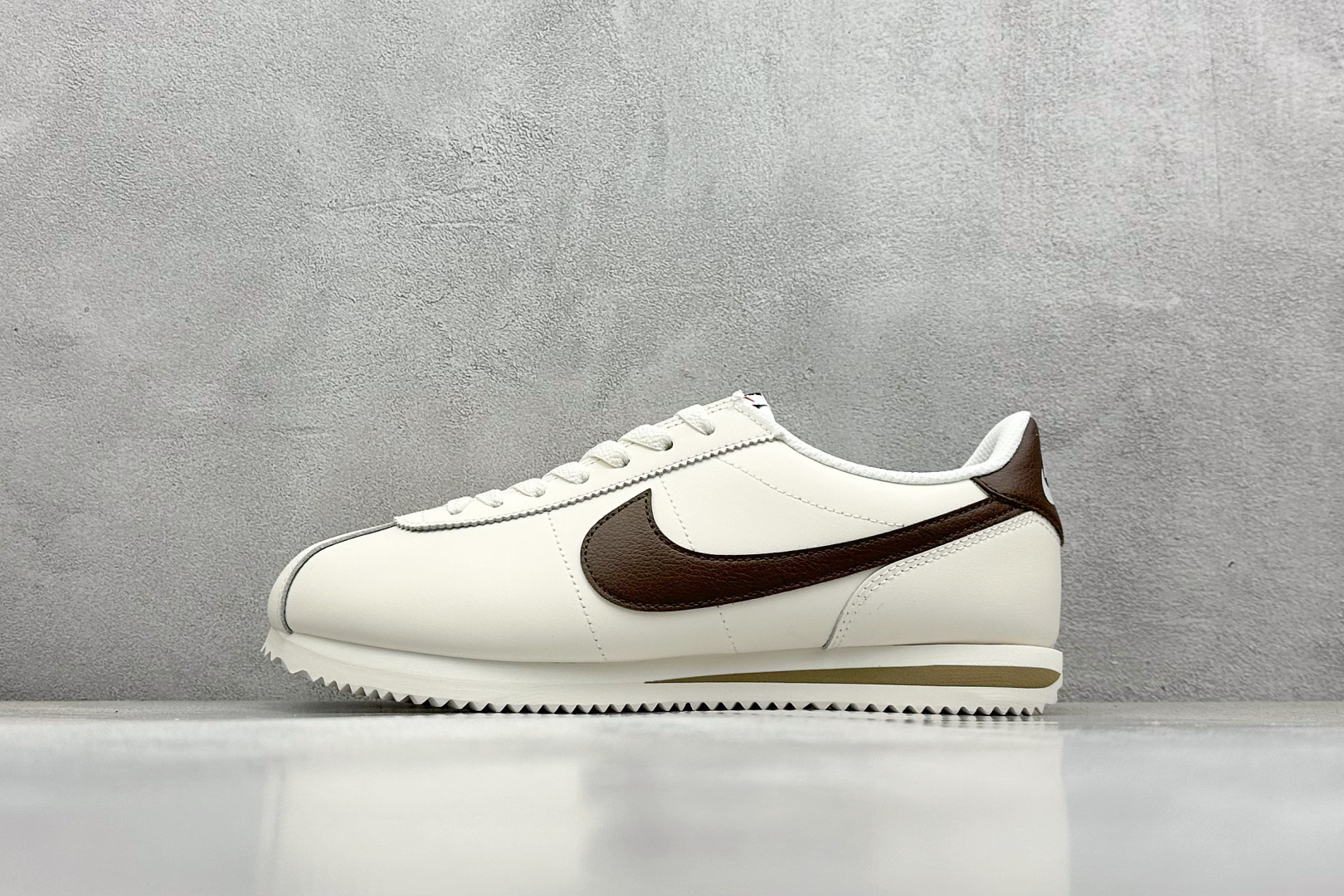 奥莱尾单福利 
Nk Classic Cortez Leather 阿甘复古慢跑鞋
#缓震防滑耐磨同源