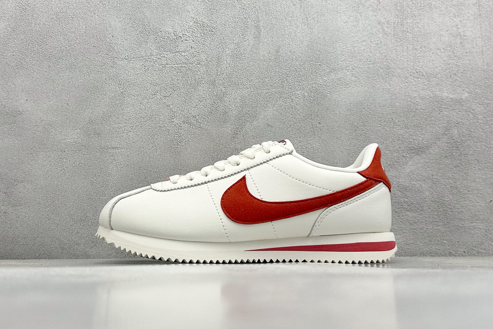 奥莱尾单福利 
Nk Classic Cortez Leather 阿甘复古慢跑鞋
#缓震防滑耐磨同源