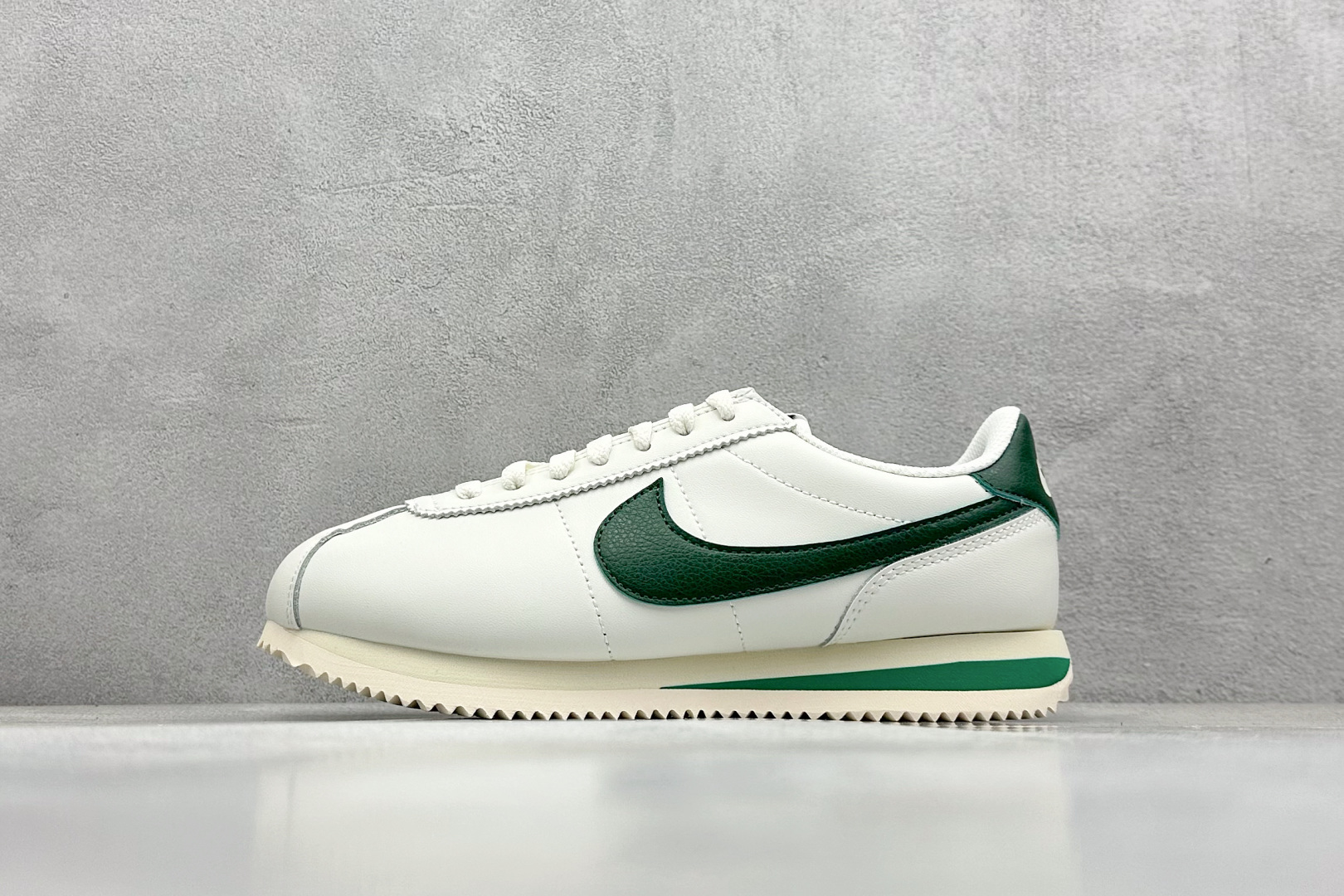 奥莱尾单福利 
Nk Classic Cortez Leather 阿甘复古慢跑鞋
#缓震防滑耐磨同源