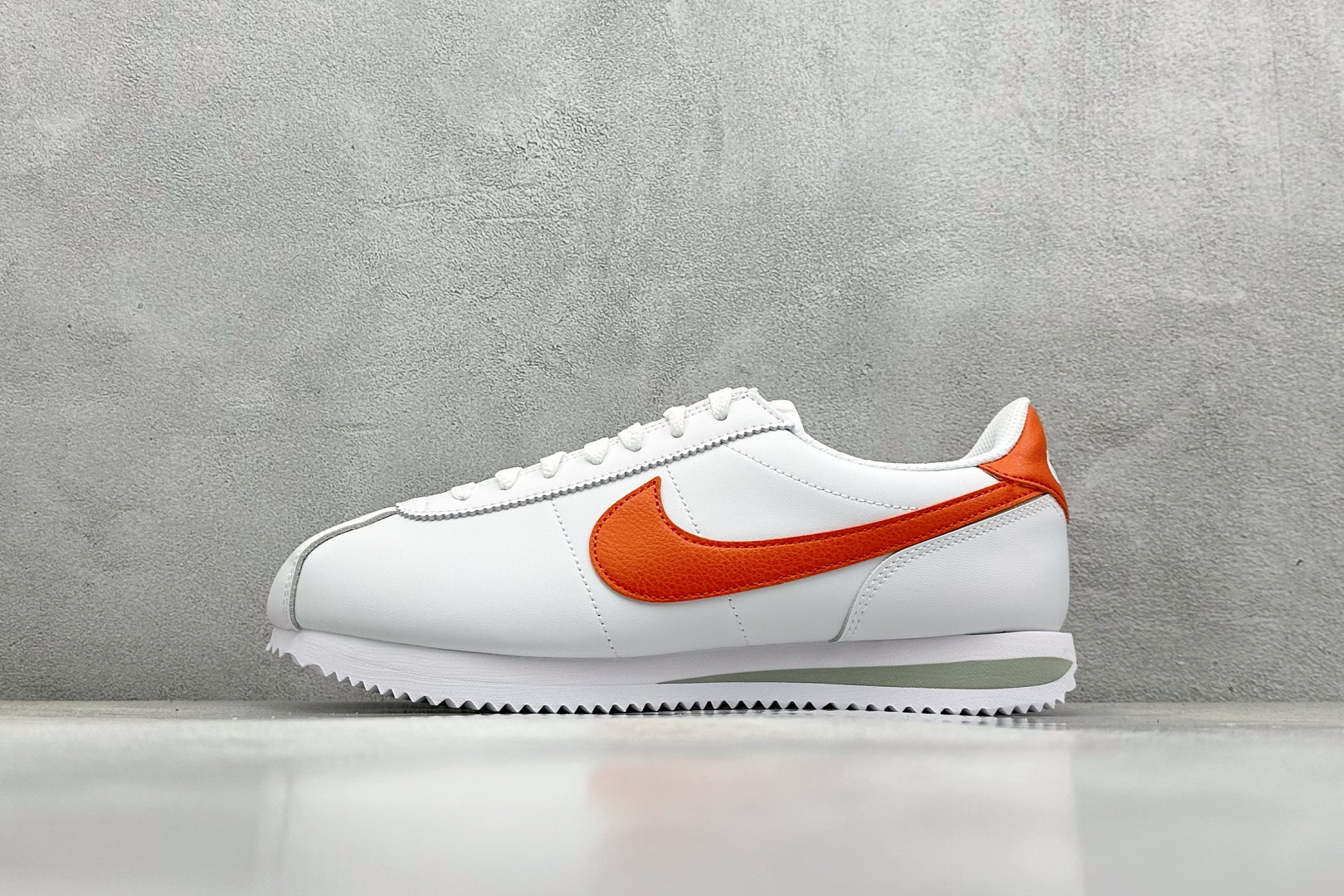 奥莱尾单福利 
Nk Classic Cortez Leather 阿甘复古慢跑鞋
#缓震防滑耐磨同源