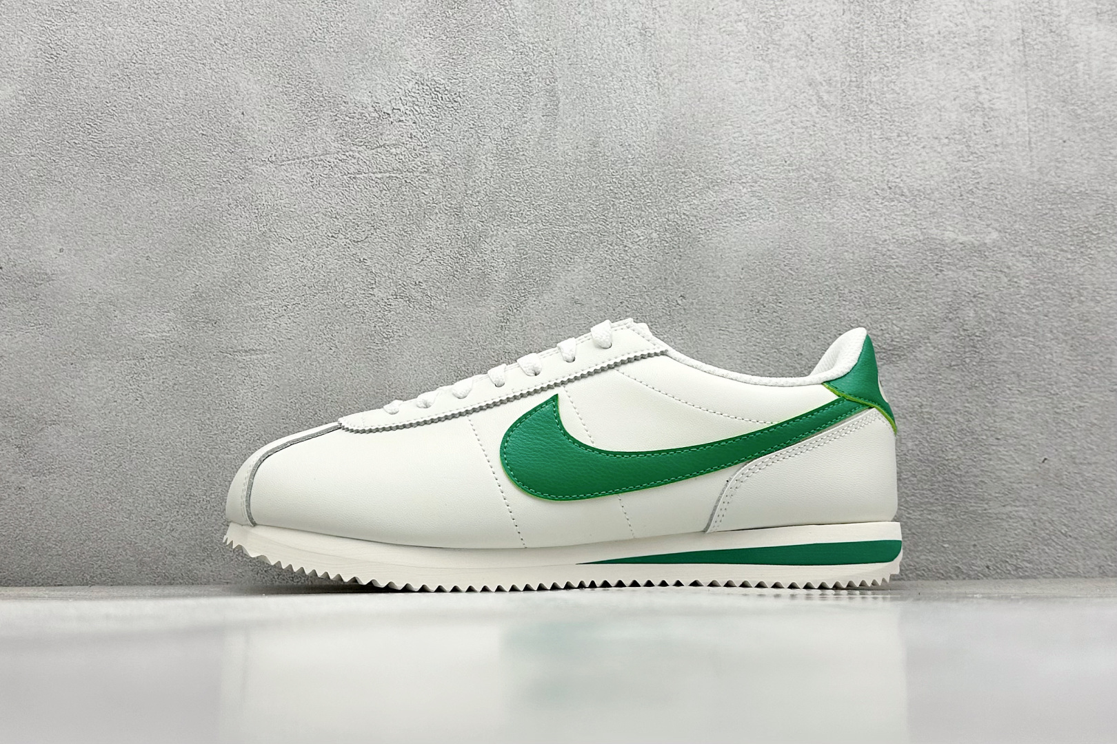 奥莱尾单福利 
Nk Classic Cortez Leather 阿甘复古慢跑鞋
#缓震防滑耐磨同源