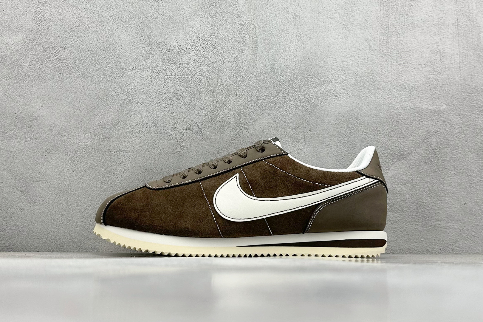 奥莱尾单福利 
Nk Classic Cortez Leather 阿甘复古慢跑鞋
#缓震防滑耐磨同源