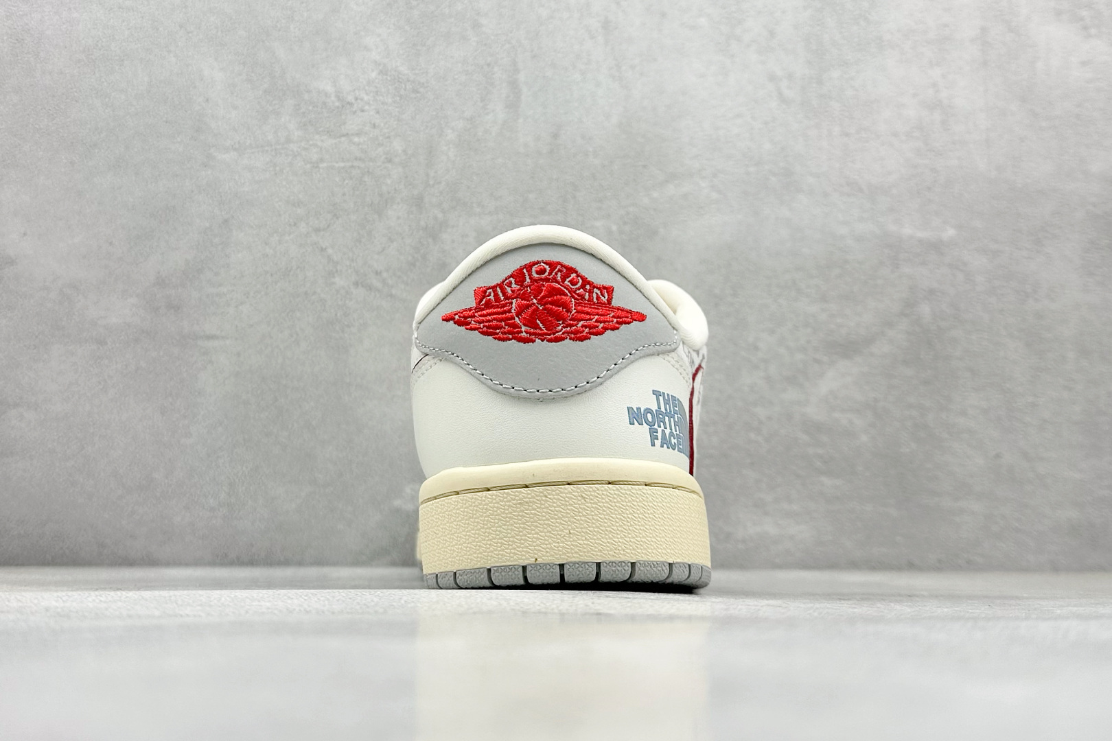 终端放店
XC版 Fragment x Travis Scott x 北面
Air Jordan 1
