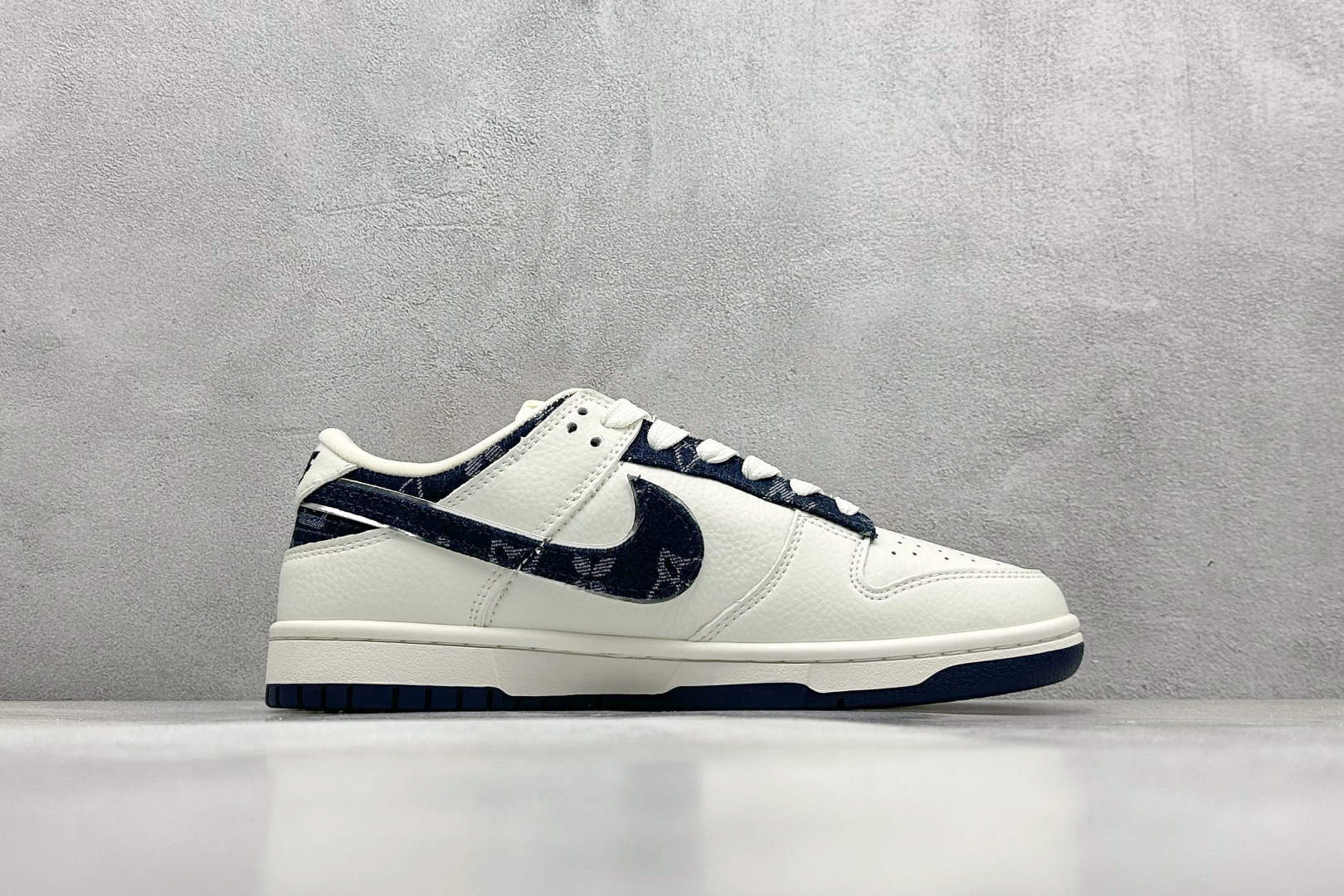  终端放店
XC版 Nike SB Dunk Low x Louis Vuitton 白牛仔蓝
纯原大厂