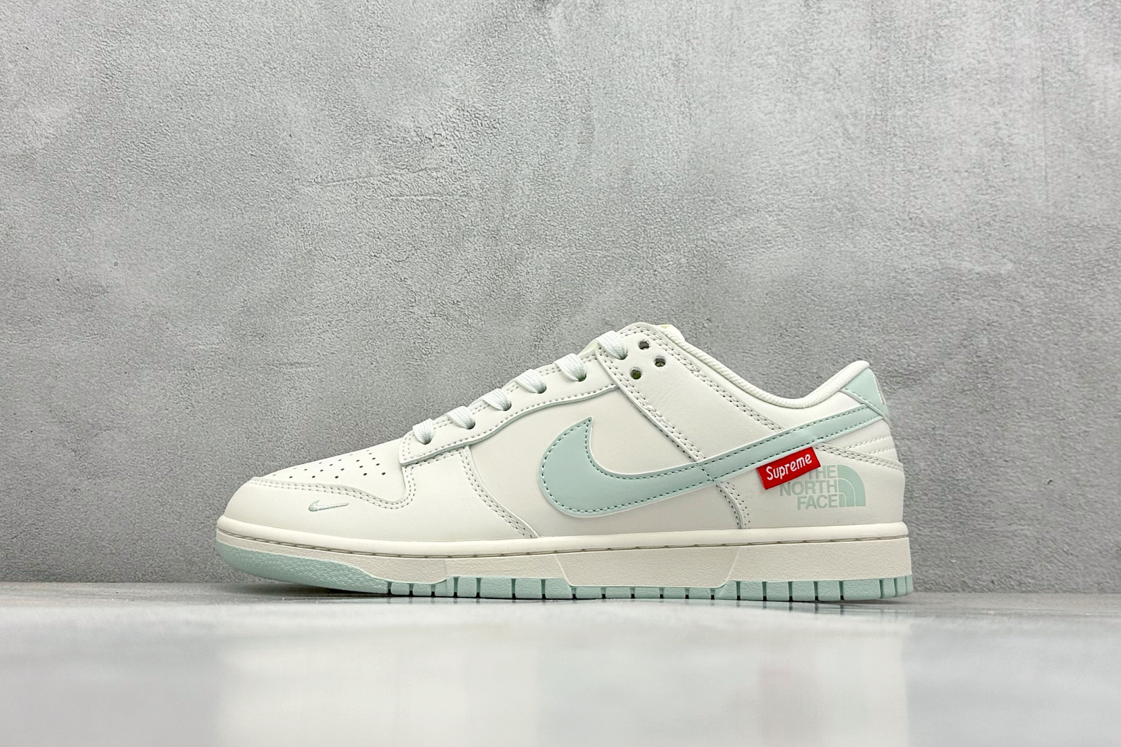  终端放店
XC版 Nk SB Dunk Low 北面Supreme联名-竹篁绿 周年高端定制 低帮休闲