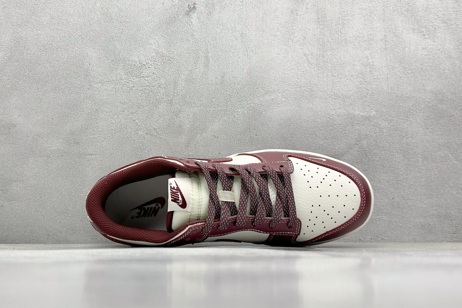  终端放店
XC版 Nk SB Dunk Low 斯图西联名-酒红 周年高端定制 低帮休闲板鞋
#定制鞋