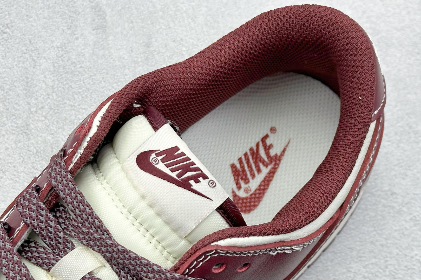  终端放店
XC版 Nk SB Dunk Low 斯图西联名-酒红 周年高端定制 低帮休闲板鞋
#定制鞋