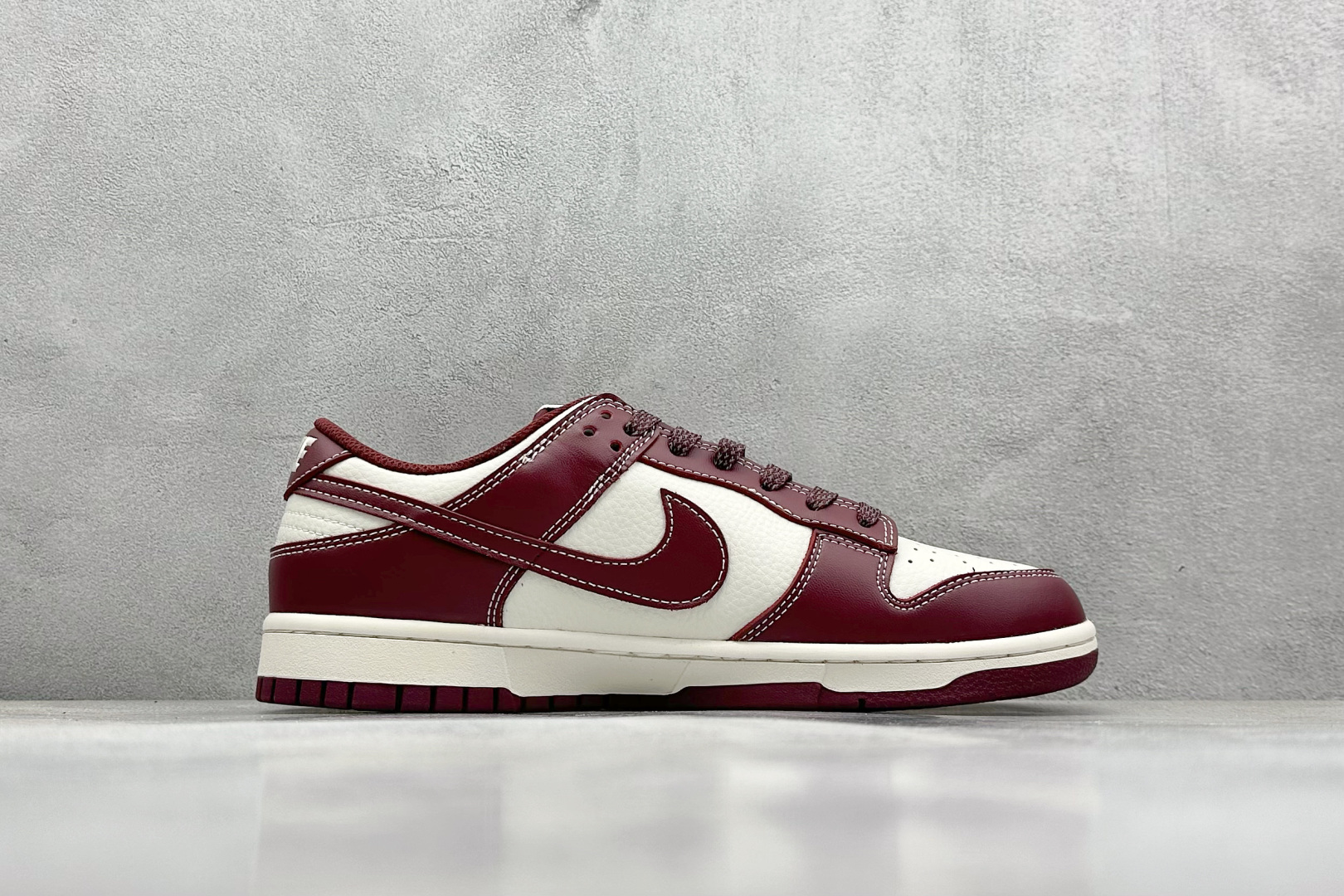  终端放店
XC版 Nk SB Dunk Low 斯图西联名-酒红 周年高端定制 低帮休闲板鞋
#定制鞋