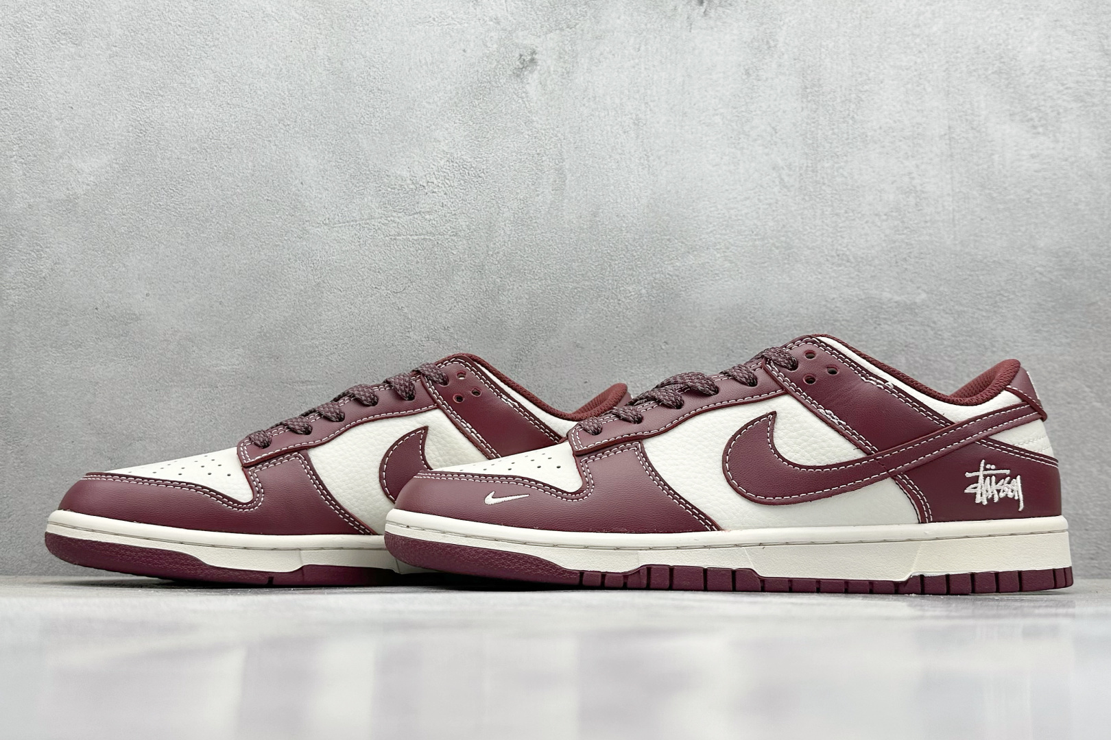  终端放店
XC版 Nk SB Dunk Low 斯图西联名-酒红 周年高端定制 低帮休闲板鞋
#定制鞋