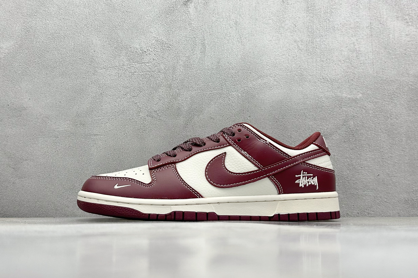  终端放店
XC版 Nk SB Dunk Low 斯图西联名-酒红 周年高端定制 低帮休闲板鞋
#定制鞋