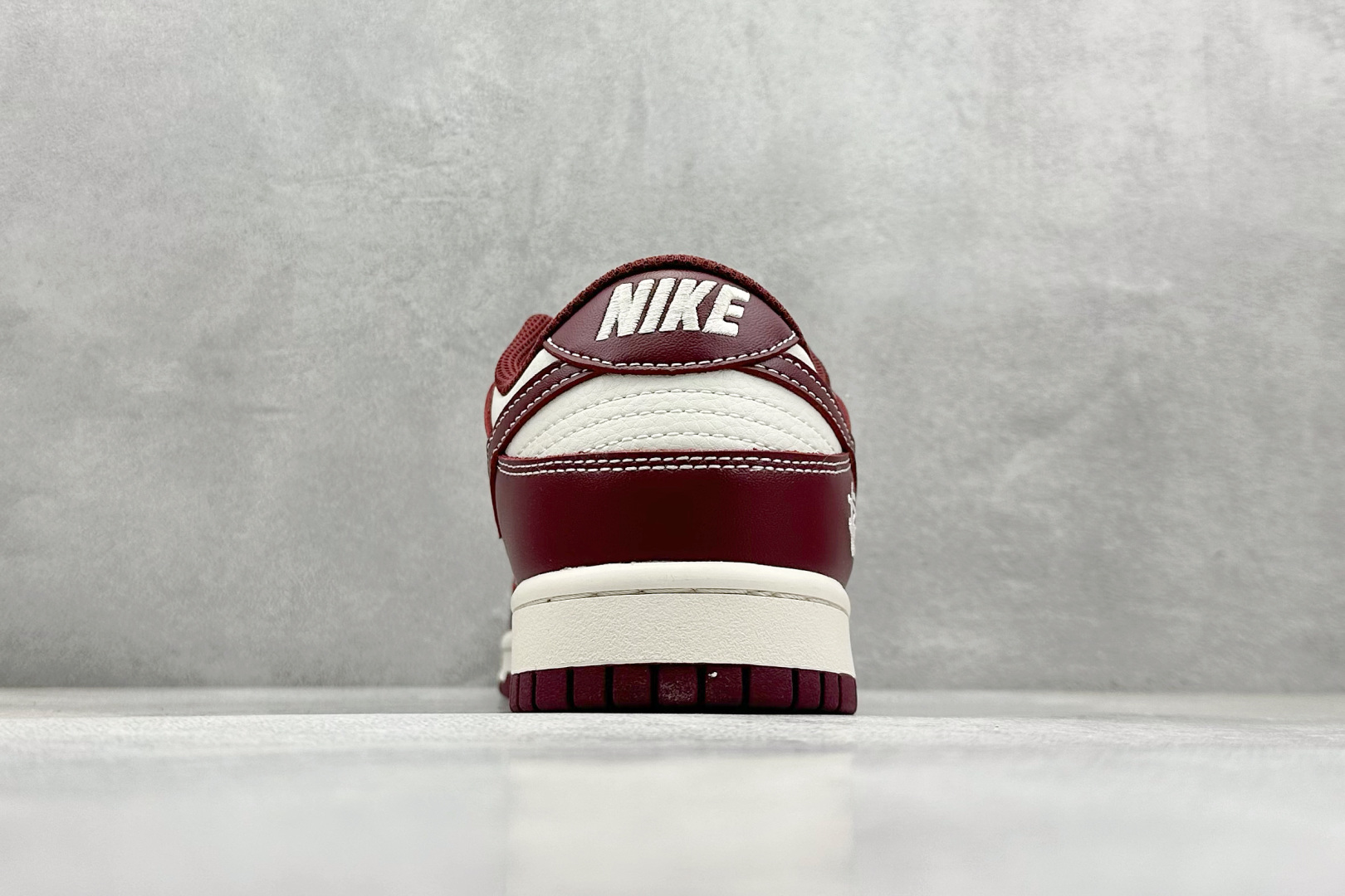 终端放店
XC版 Nk SB Dunk Low 斯图西联名-酒红 周年高端定制 低帮休闲板鞋
#定制鞋