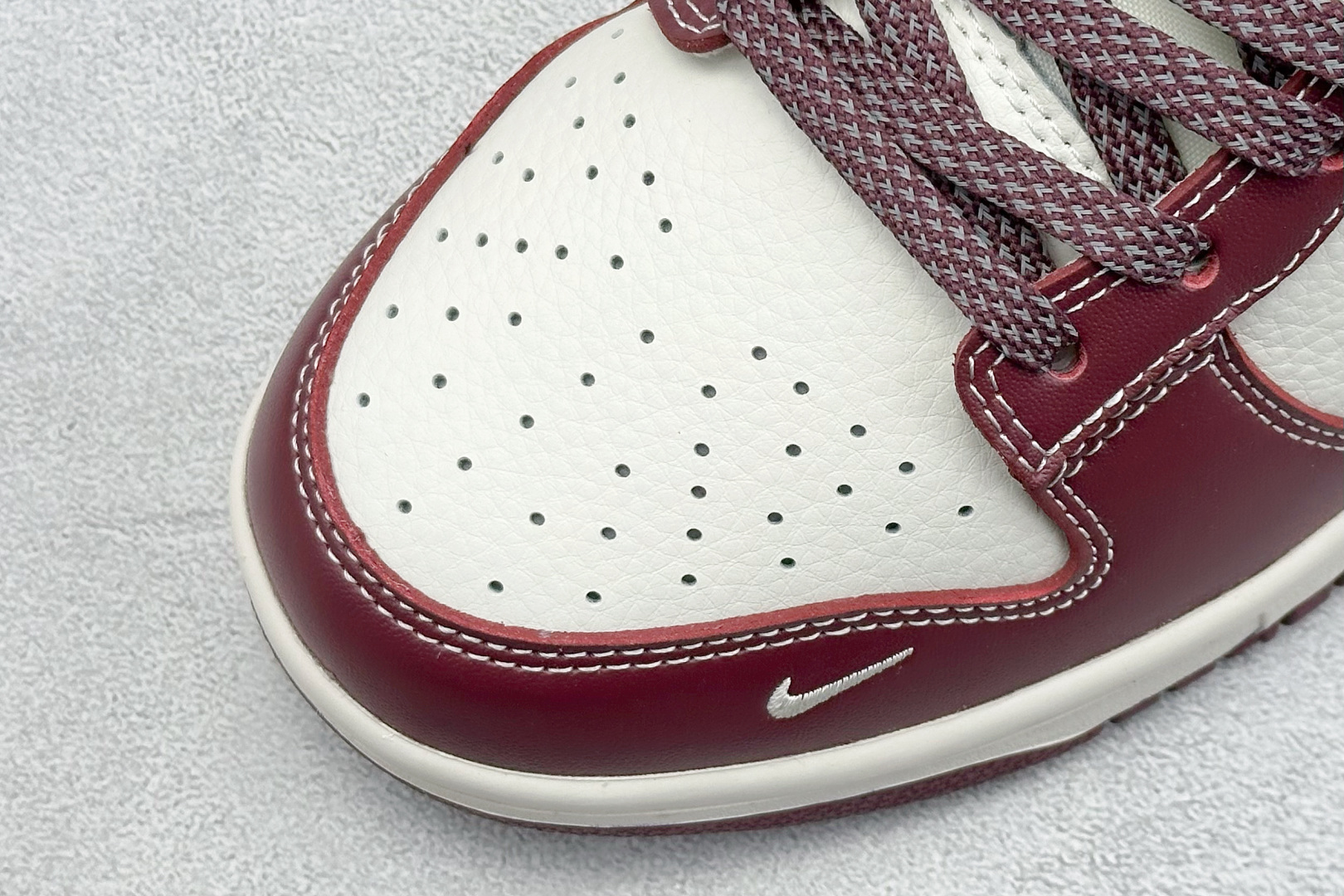  终端放店
XC版 Nk SB Dunk Low 斯图西联名-酒红 周年高端定制 低帮休闲板鞋
#定制鞋