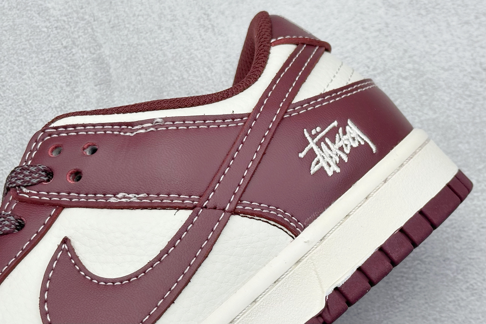  终端放店
XC版 Nk SB Dunk Low 斯图西联名-酒红 周年高端定制 低帮休闲板鞋
#定制鞋