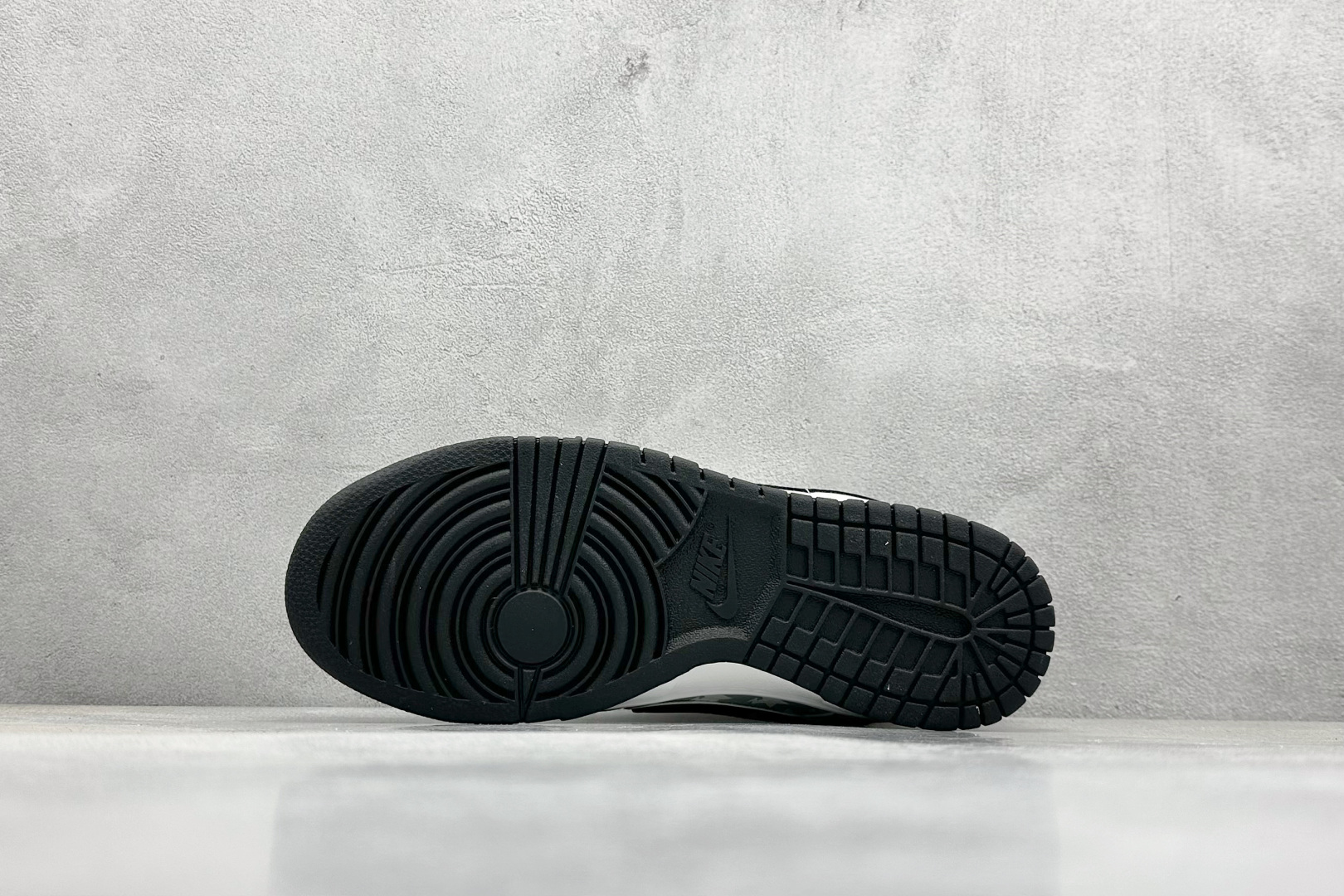  终端放店
XC版 Nike SB Dunk Low x BAPE 白黑小钩
纯原大厂出品 极力推荐
原