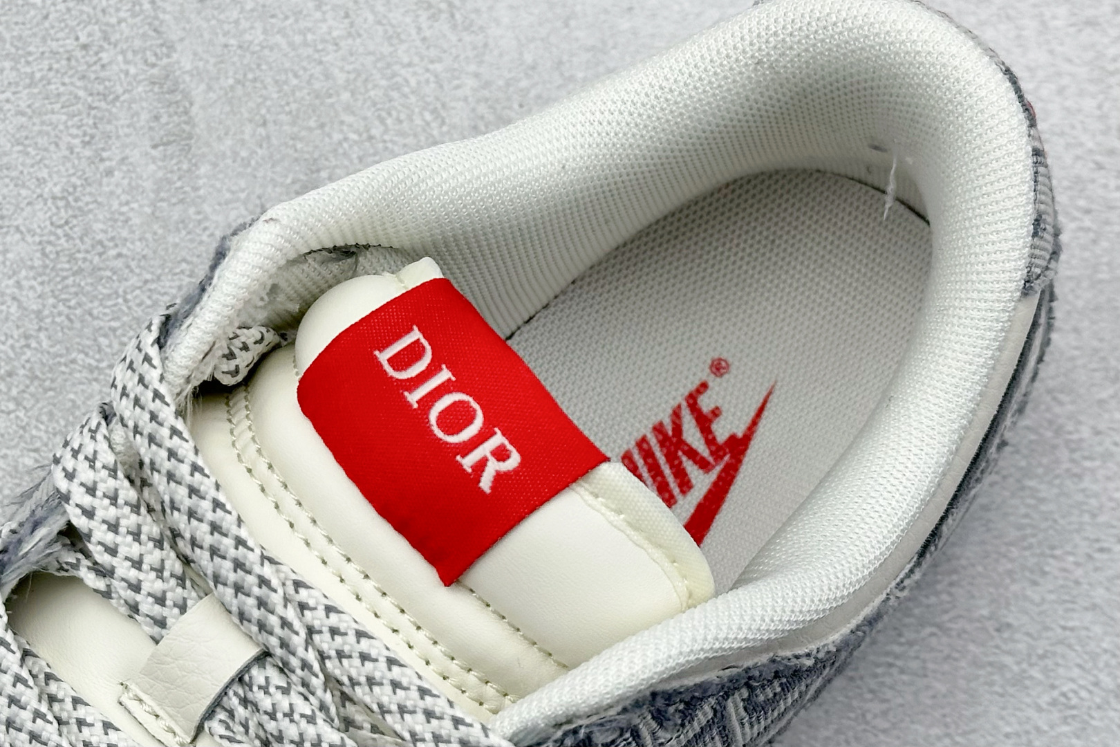  终端放店
XC版 Nike SB Dunk Low x DIOR 白灰蓝小钩
纯原大厂出品 极力推荐

