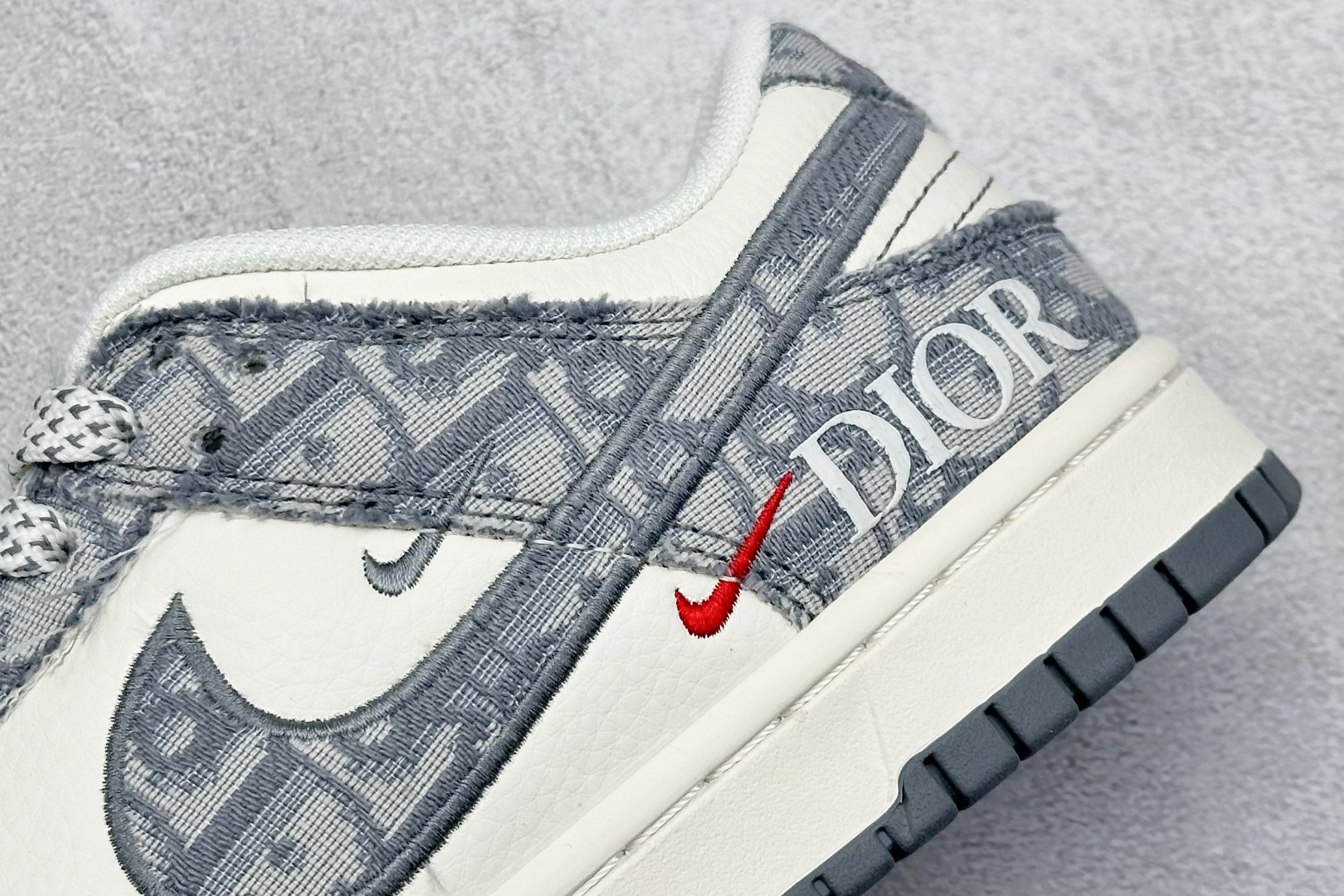  终端放店
XC版 Nike SB Dunk Low x DIOR 白灰蓝小钩
纯原大厂出品 极力推荐
