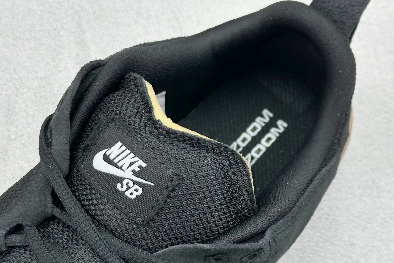  终端放店
FS版 Nike SB Day One 
此款以简约大方的造型设计，给人以随性休闲的时尚格调