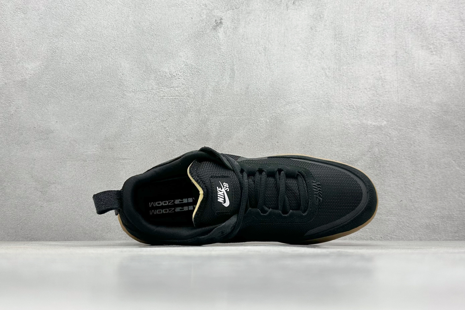  终端放店
FS版 Nike SB Day One 
此款以简约大方的造型设计，给人以随性休闲的时尚格调