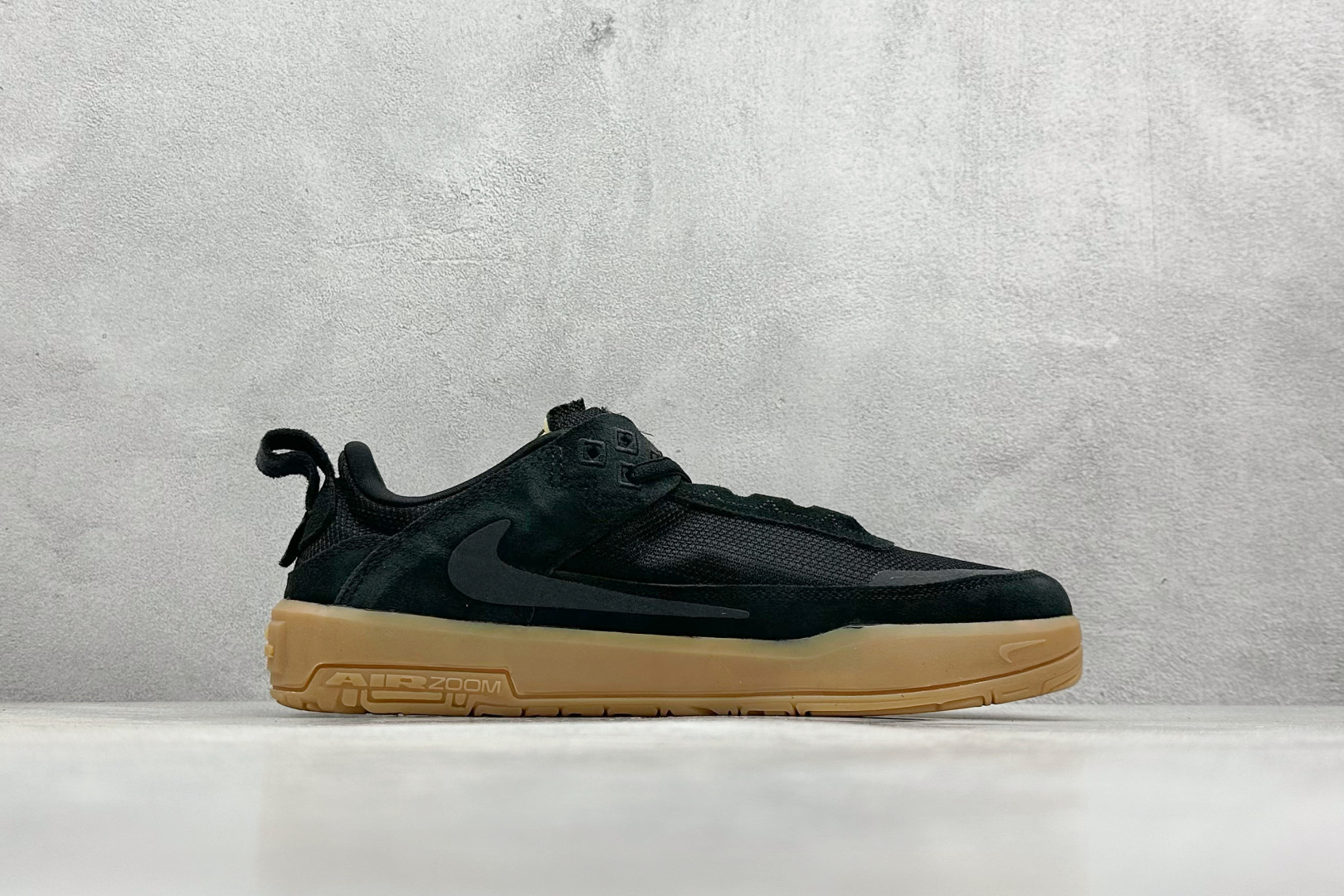  终端放店
FS版 Nike SB Day One 
此款以简约大方的造型设计，给人以随性休闲的时尚格调