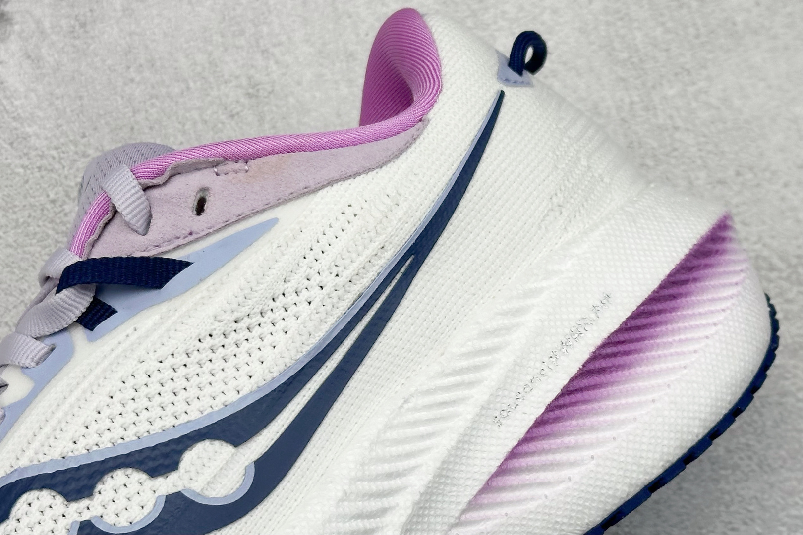 终端放店
XD版 Saucony Triumph 21代 索康尼旗舰级缓震型跑鞋
性能相比前几代再升
