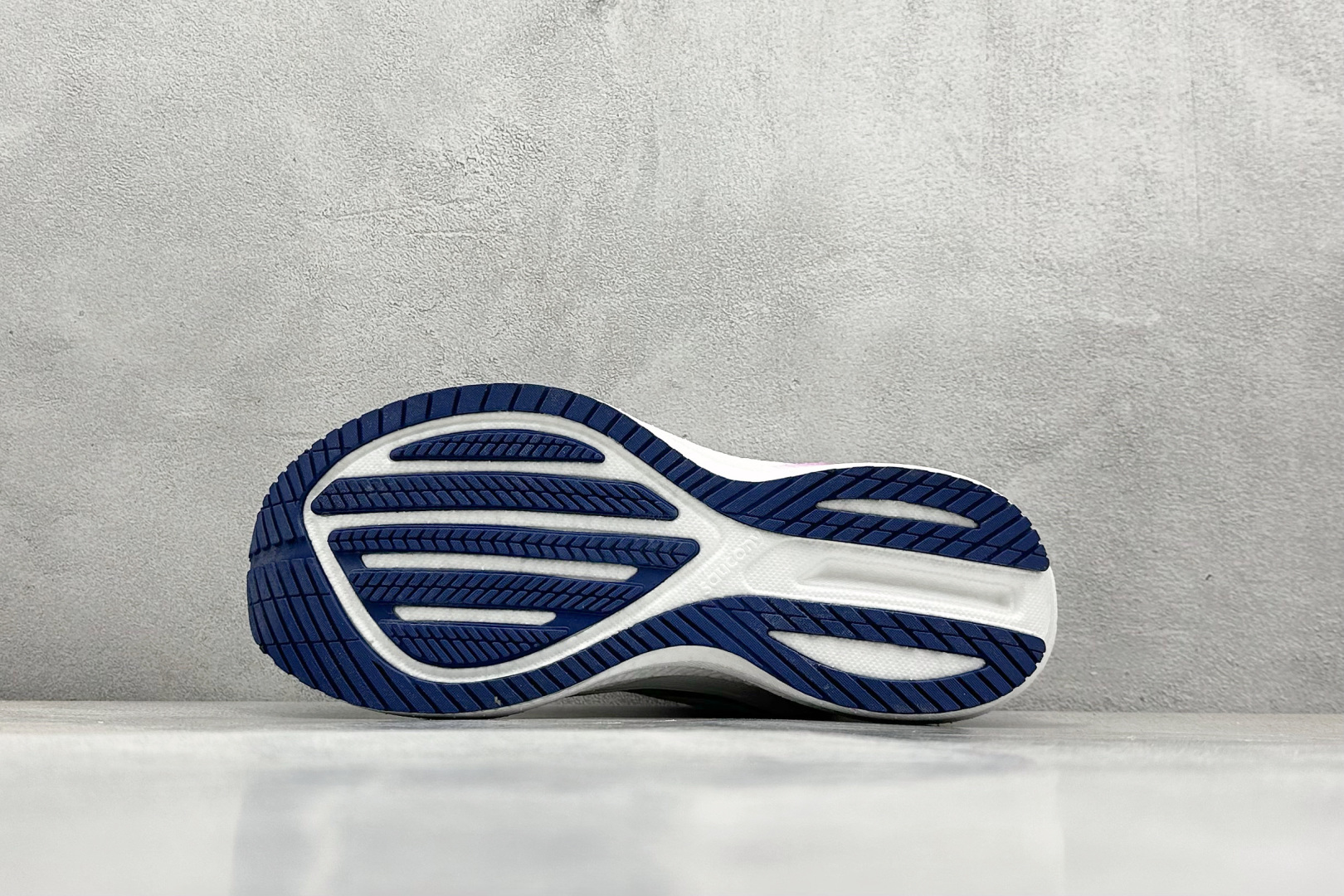 终端放店
XD版 Saucony Triumph 21代 索康尼旗舰级缓震型跑鞋
性能相比前几代再升