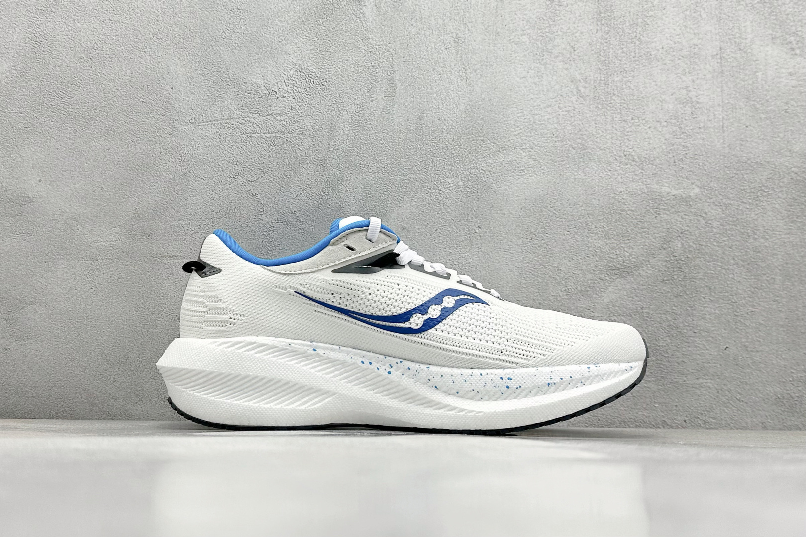 终端放店
XD版 Saucony Triumph 21代 索康尼旗舰级缓震型跑鞋
性能相比前几代再升