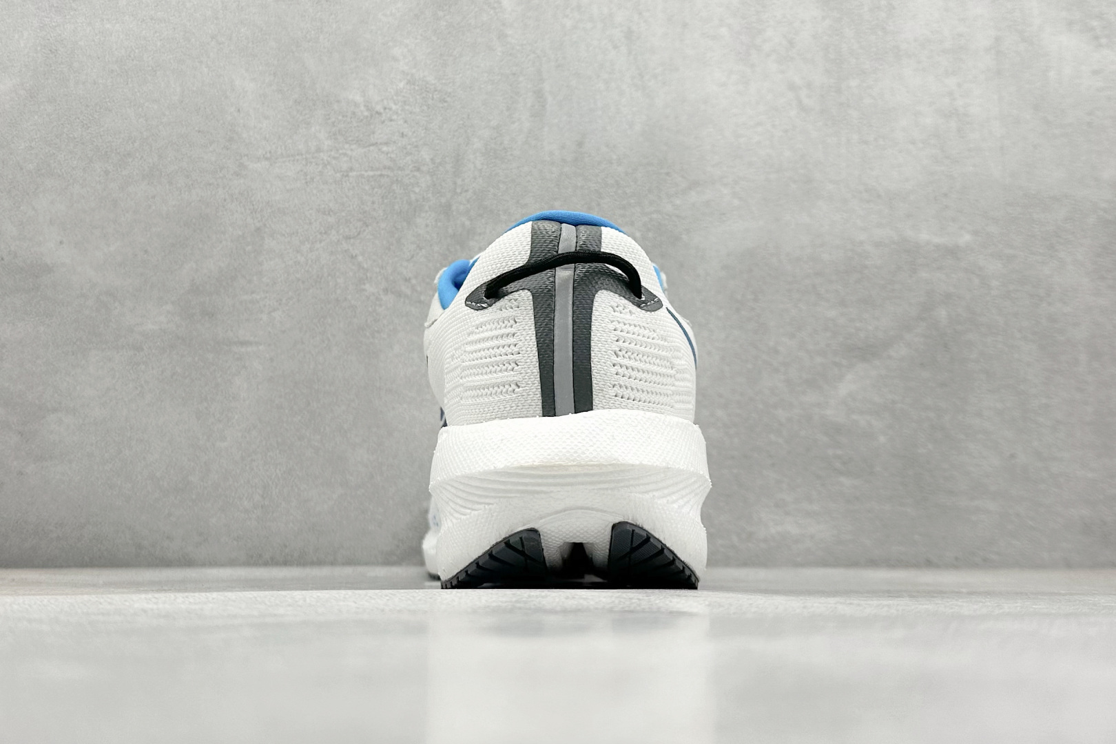 终端放店
XD版 Saucony Triumph 21代 索康尼旗舰级缓震型跑鞋
性能相比前几代再升