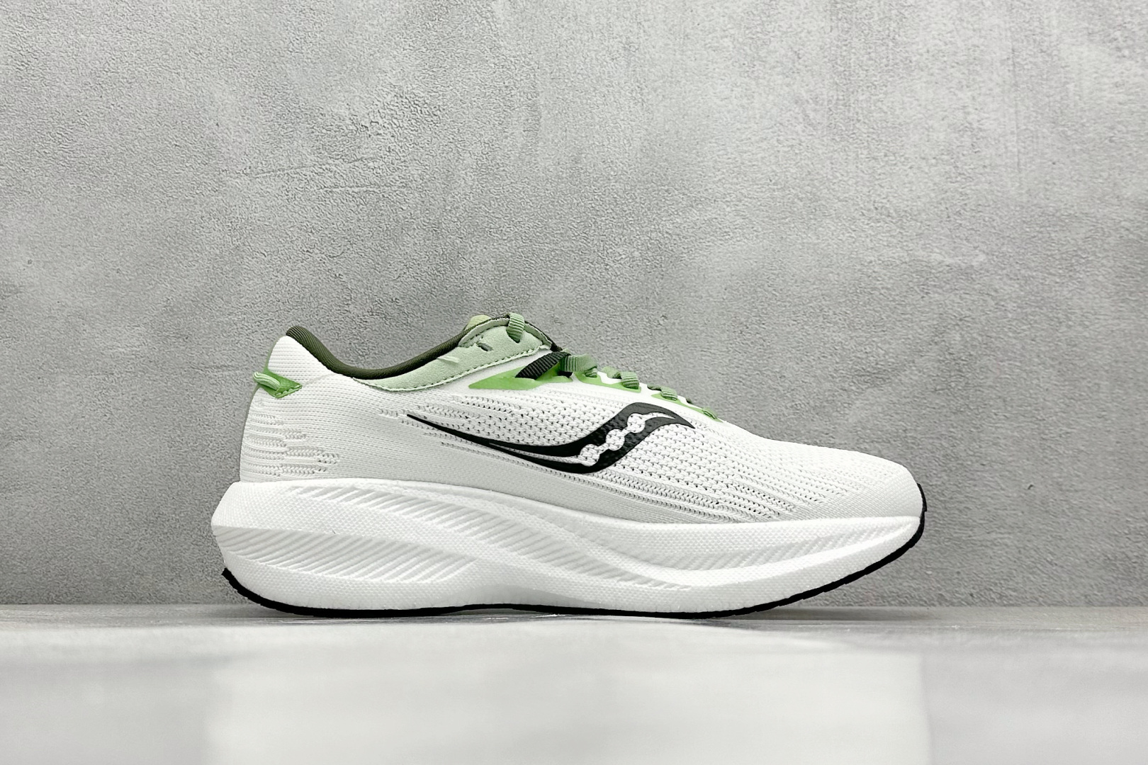 终端放店
XD版 Saucony Triumph 21代 索康尼旗舰级缓震型跑鞋
性能相比前几代再升
