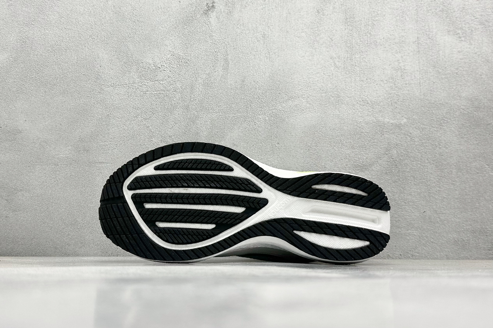 终端放店
XD版 Saucony Triumph 21代 索康尼旗舰级缓震型跑鞋
性能相比前几代再升