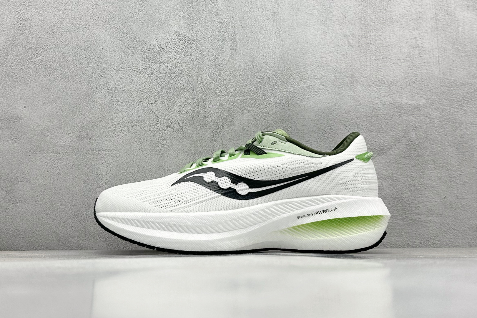 终端放店
XD版 Saucony Triumph 21代 索康尼旗舰级缓震型跑鞋
性能相比前几代再升