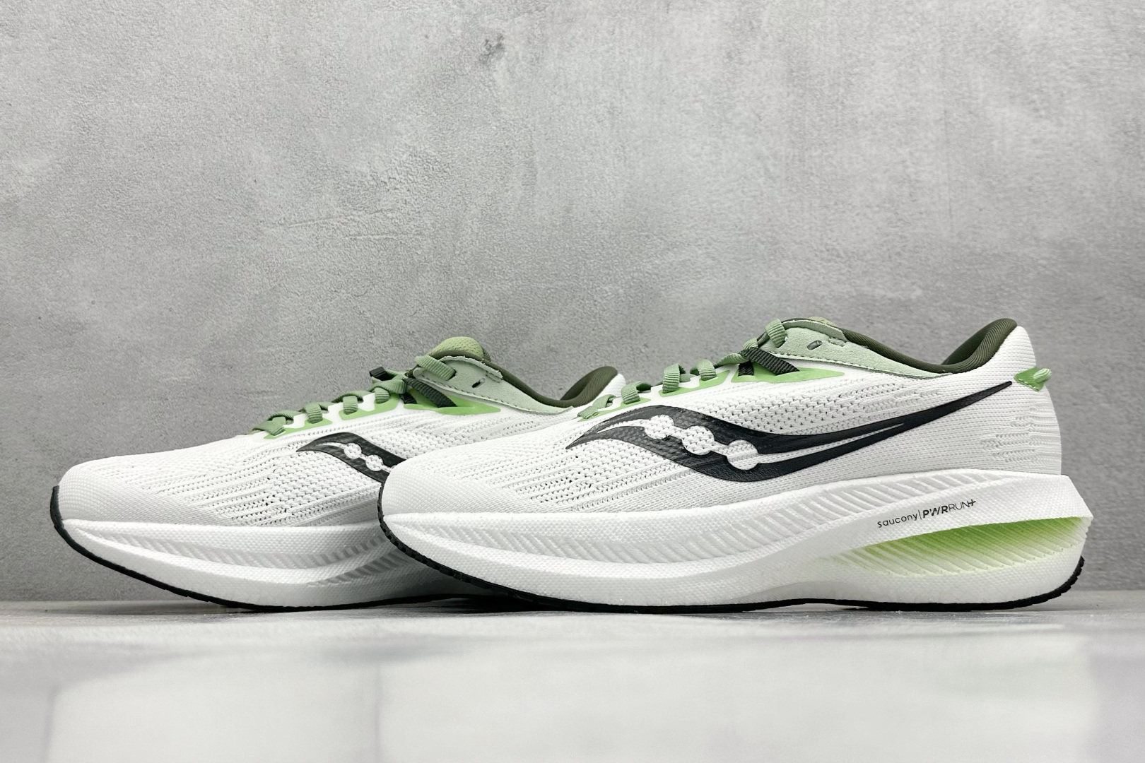 终端放店
XD版 Saucony Triumph 21代 索康尼旗舰级缓震型跑鞋
性能相比前几代再升