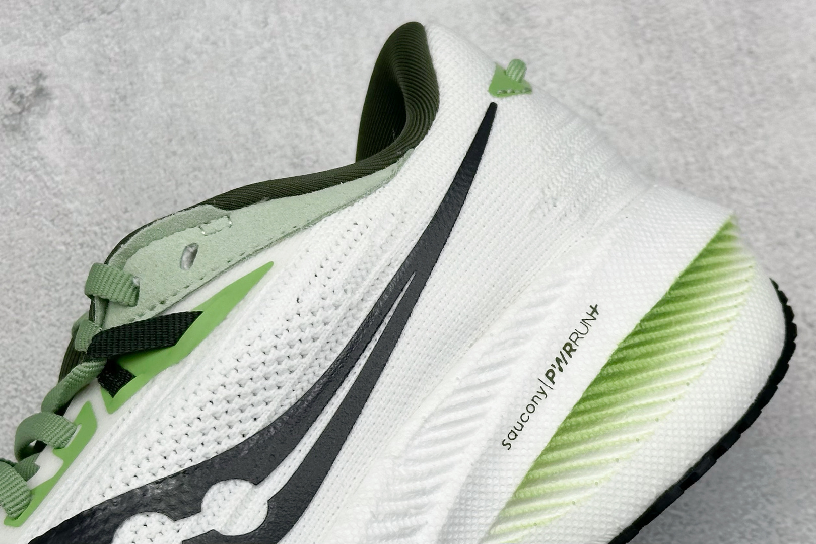 终端放店
XD版 Saucony Triumph 21代 索康尼旗舰级缓震型跑鞋
性能相比前几代再升