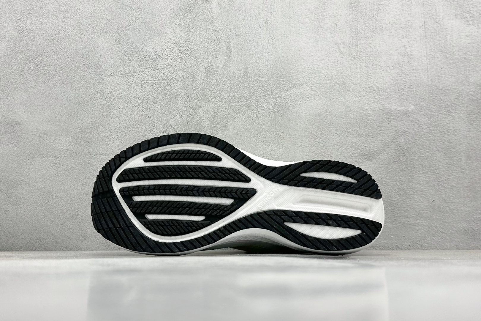 终端放店
XD版 Saucony Triumph 21代 索康尼旗舰级缓震型跑鞋
性能相比前几代再升