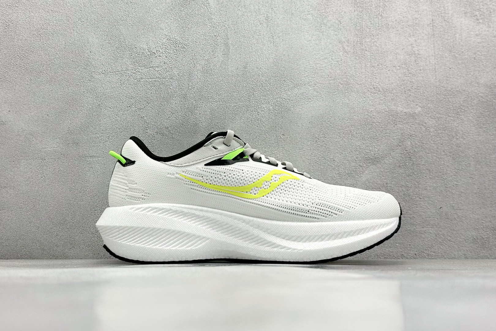 终端放店
XD版 Saucony Triumph 21代 索康尼旗舰级缓震型跑鞋
性能相比前几代再升