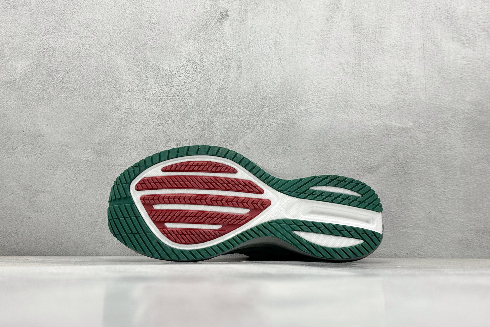 终端放店
XD版 Saucony Triumph 21代 索康尼旗舰级缓震型跑鞋
性能相比前几代再升